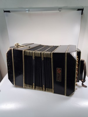 26945461b - Bandoneon, wohl Alfred Arnold, 1.H. 20. Jh., Holzgehäuse mit Lyraeinlagen in Metall ...