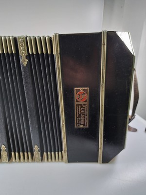 26945461c - Bandoneon, wohl Alfred Arnold, 1.H. 20. Jh., Holzgehäuse mit Lyraeinlagen in Metall ...