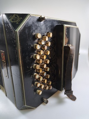 26945461d - Bandoneon, wohl Alfred Arnold, 1.H. 20. Jh., Holzgehäuse mit Lyraeinlagen in Metall ...