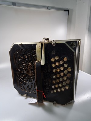 26945461g - Bandoneon, wohl Alfred Arnold, 1.H. 20. Jh., Holzgehäuse mit Lyraeinlagen in Metall ...