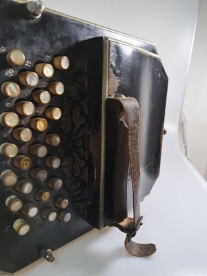 26945461n - Bandoneon, wohl Alfred Arnold, 1.H. 20. Jh., Holzgehäuse mit Lyraeinlagen in Metall ...