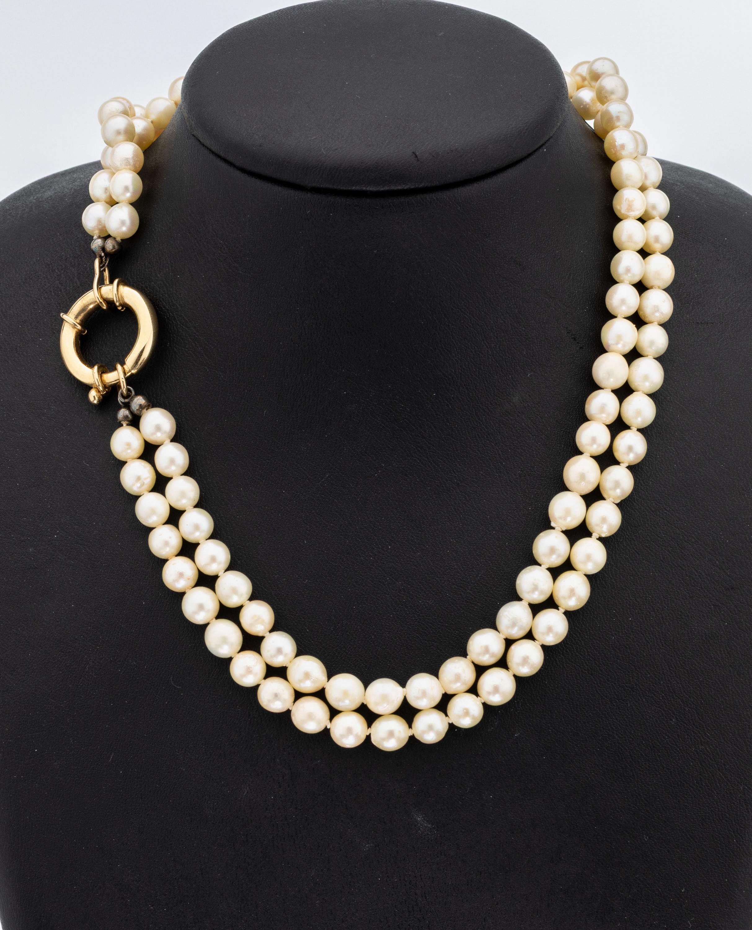 Zuchtperl-Collier mit 14 kt Gold Schließe, GG 585/000 gepr., 2-rhg. Akoyazuchtperlen, D. ca. 4.3 mm, L. ca. 41 cm, Federringschließe