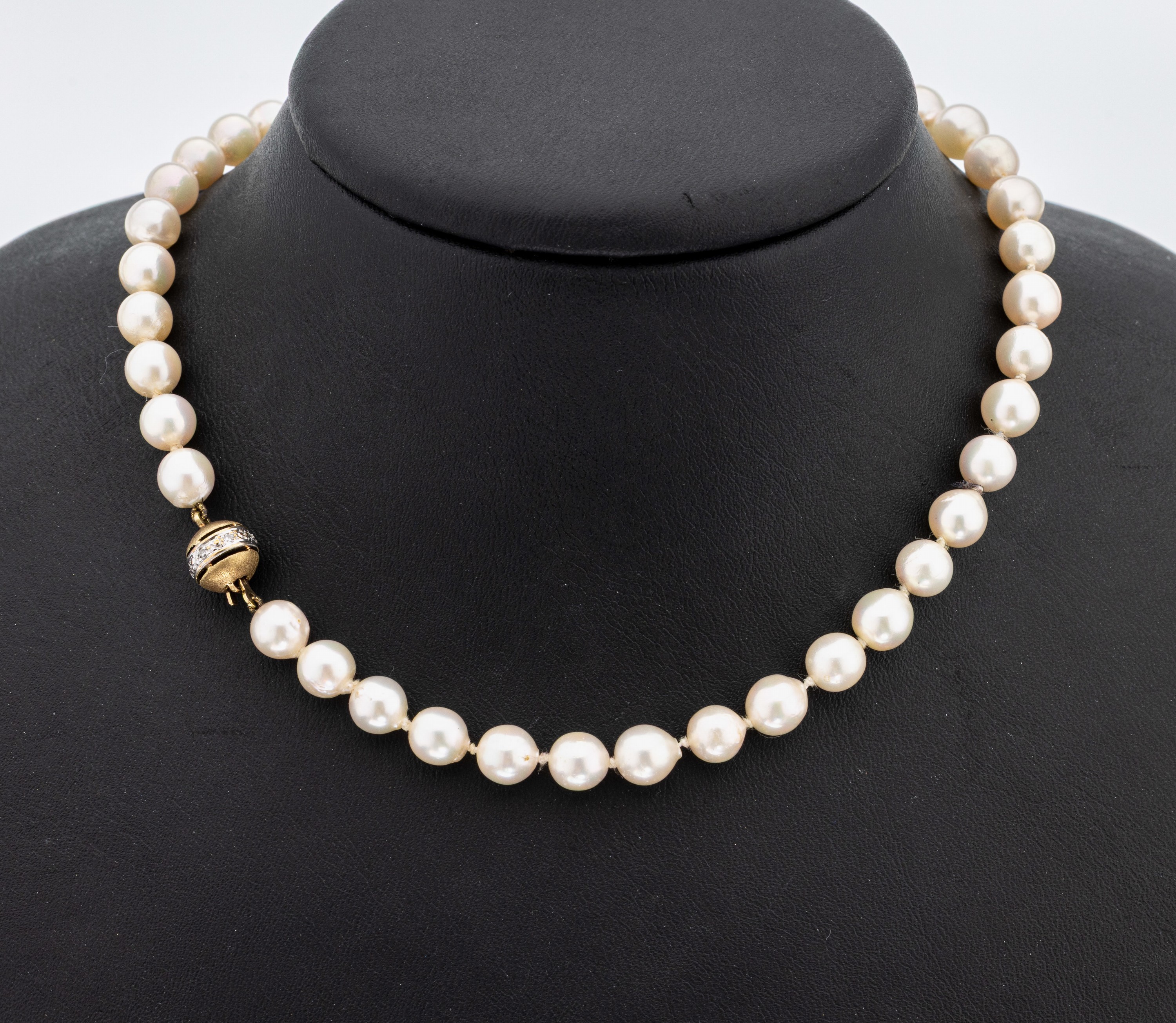 Zuchtperl-Collier mit 14 kt Gold Diamant- Schließe, GG 585/000, l. unrunde Zuchtperlen, D. ca. 4.8 mm, L. ca. 93 cm, Steckschließe mit kl. ...