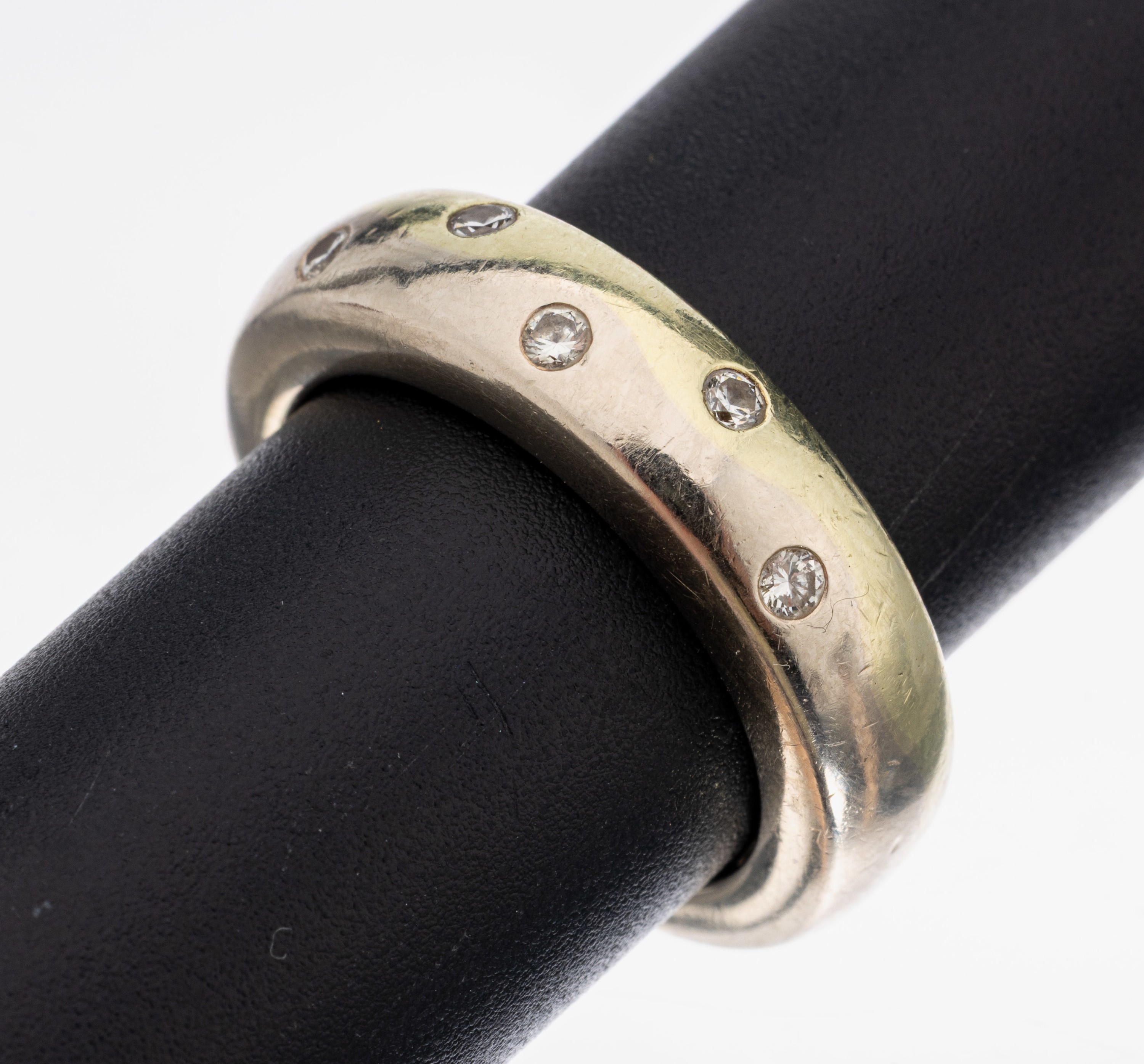 14 kt Gold Brillant-Ring, GG/WG 585/000, schwere massive Ausführung, 5 Brillanten zus. ca. 0.18 ct (grav.) Weiß/si, RW 57, ca. 16.1 g