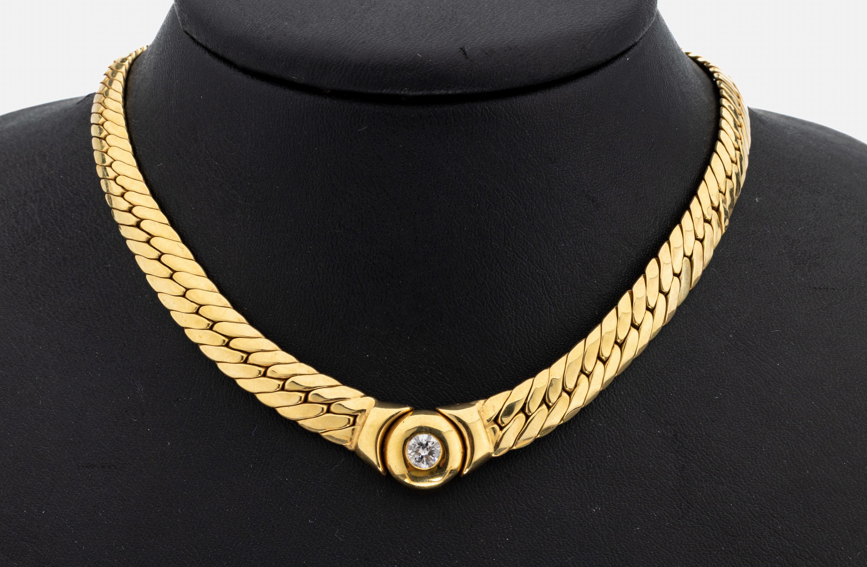 14 kt Gold Brillant-Collier, GG 585/000, mittig Brillant (min. besch.) ca. 0.45 ct feines Weiß-Weiß/p, ca. 45 cm, Karabinerschließe, ca. 26.7 g