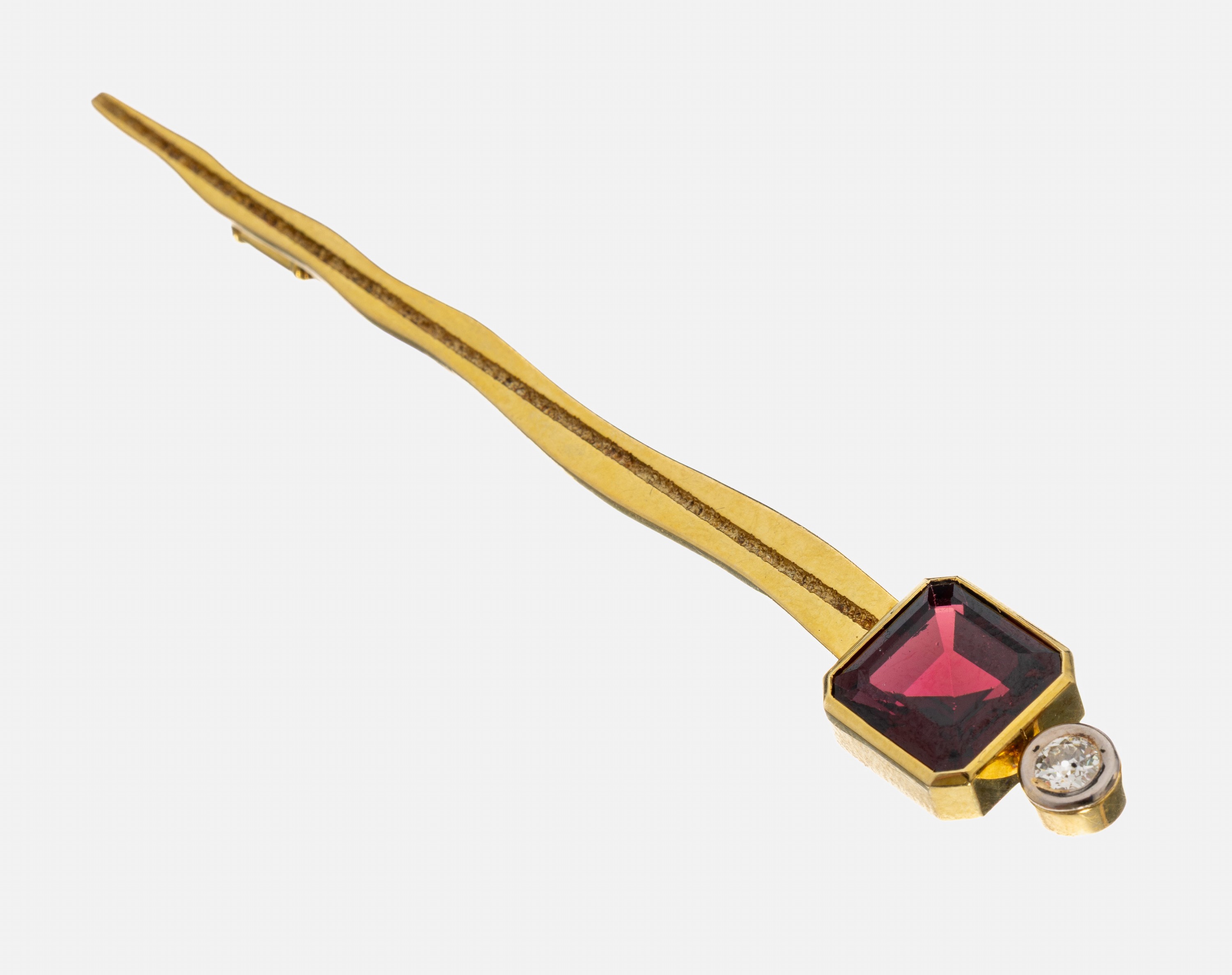 14 kt Gold Granat-Diamant-Brosche, GG/WG 585/000, außergewöhnliche Gestaltung, Granat im oktagonalen Treppenschliff ca. 8.00 ct, 1 in WG gefasster ...