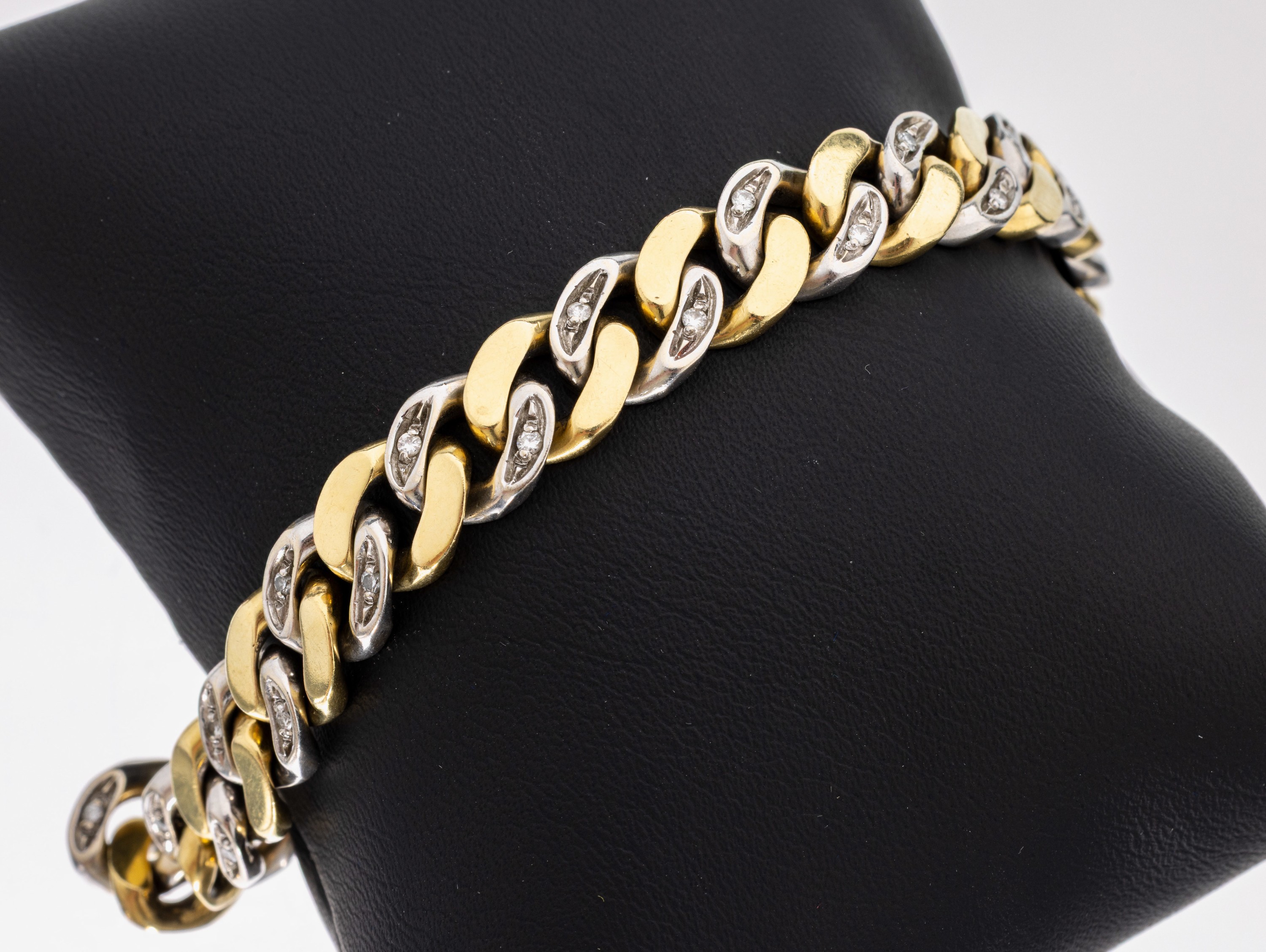 18 kt Gold Diamant-Flachpanzerarmband, GG/WG 750/000, 32 8/8-Diamanten zus. ca. 0.32 ct Weiß/si-p, bez. Handarbeit, ca. 51.3 g, L. ca. 20 cm, ...