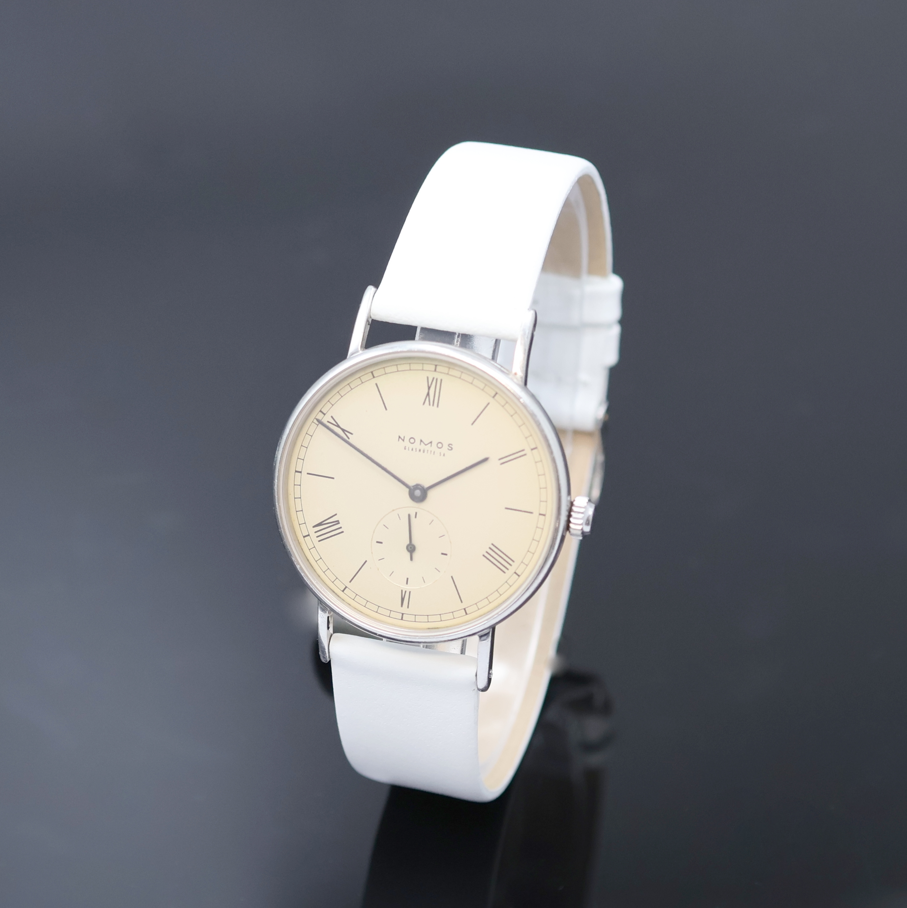 NOMOS Glashütte Herrenarmbanduhr Modell Ludwig, Deutschland um 2003, Handaufzug, Edelstahlgeh. inkl. Lederband m. orig. Dornschl., Boden und ...