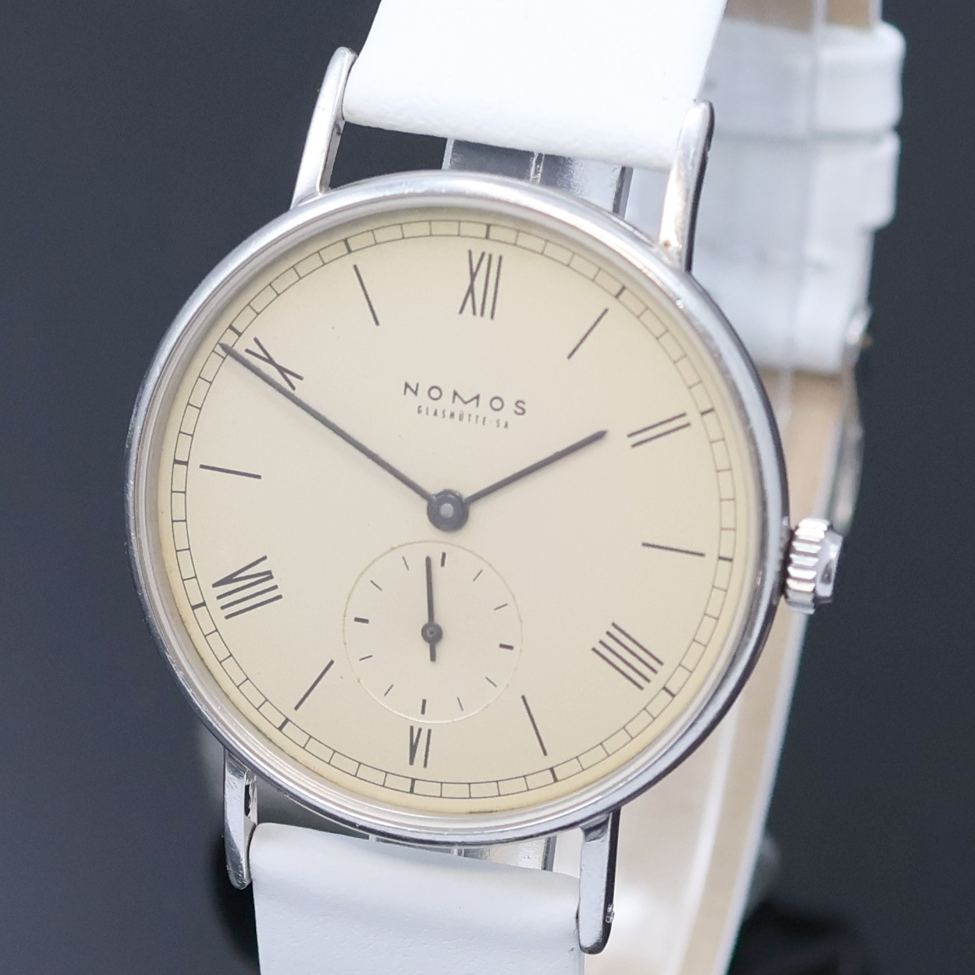Detail a: NOMOS Glashütte Herrenarmbanduhr Modell Ludwig, Deutschland um 2003, Handaufzug, Edelstahlgeh. inkl. Lederband m. orig. Dornschl., Boden und ...