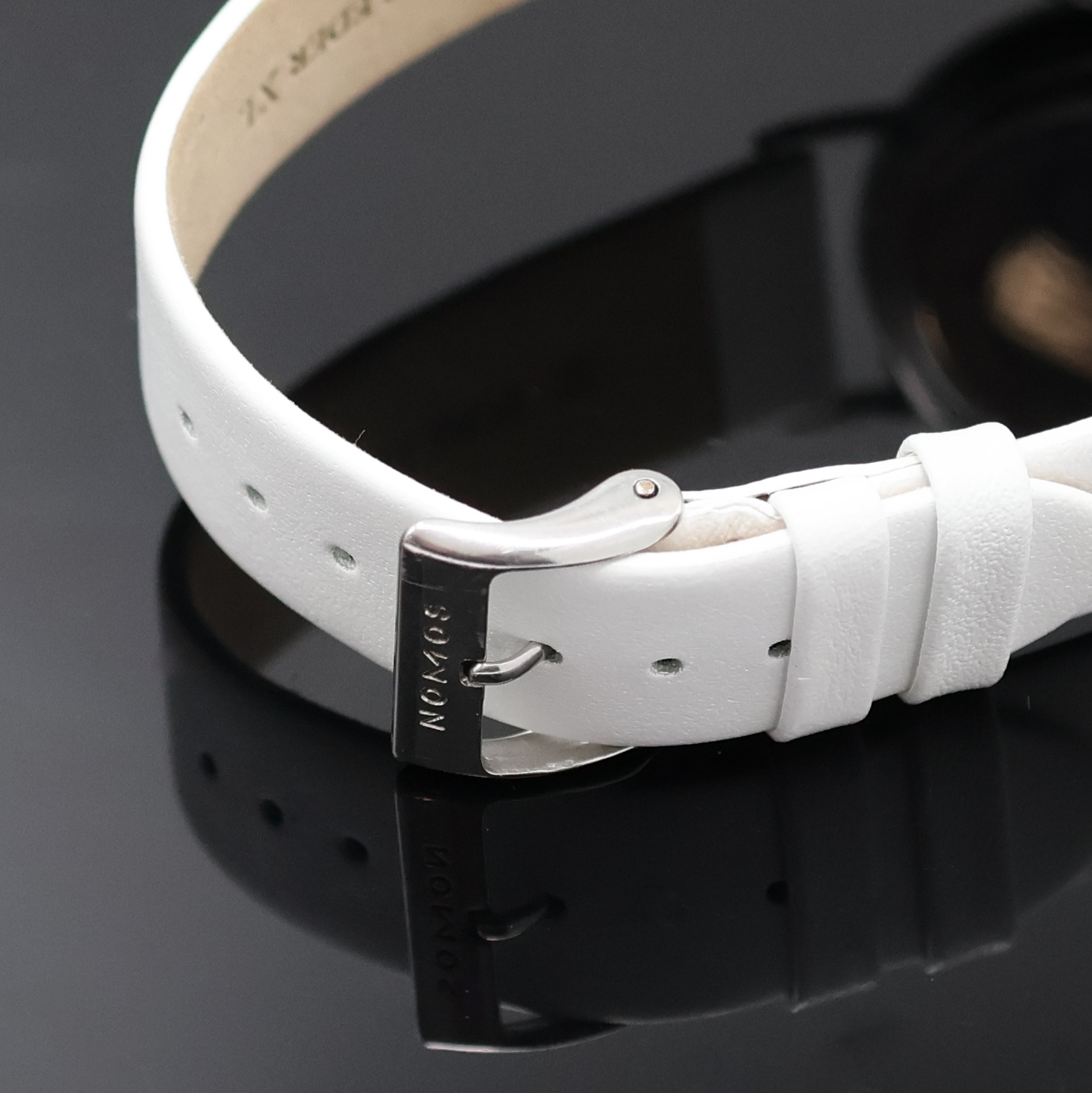 Detail b: NOMOS Glashütte Herrenarmbanduhr Modell Ludwig, Deutschland um 2003, Handaufzug, Edelstahlgeh. inkl. Lederband m. orig. Dornschl., Boden und ...