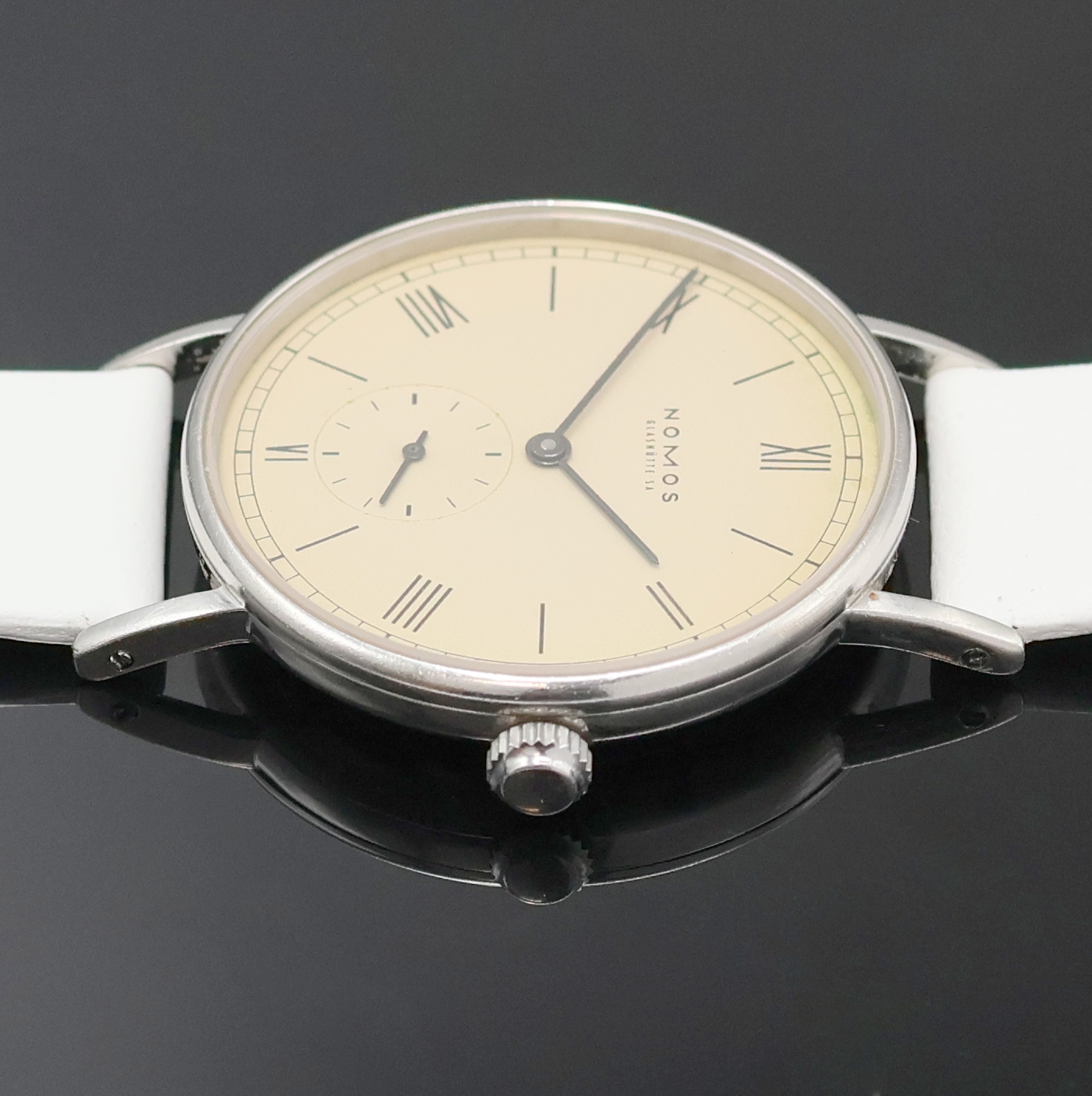 Detail c: NOMOS Glashütte Herrenarmbanduhr Modell Ludwig, Deutschland um 2003, Handaufzug, Edelstahlgeh. inkl. Lederband m. orig. Dornschl., Boden und ...