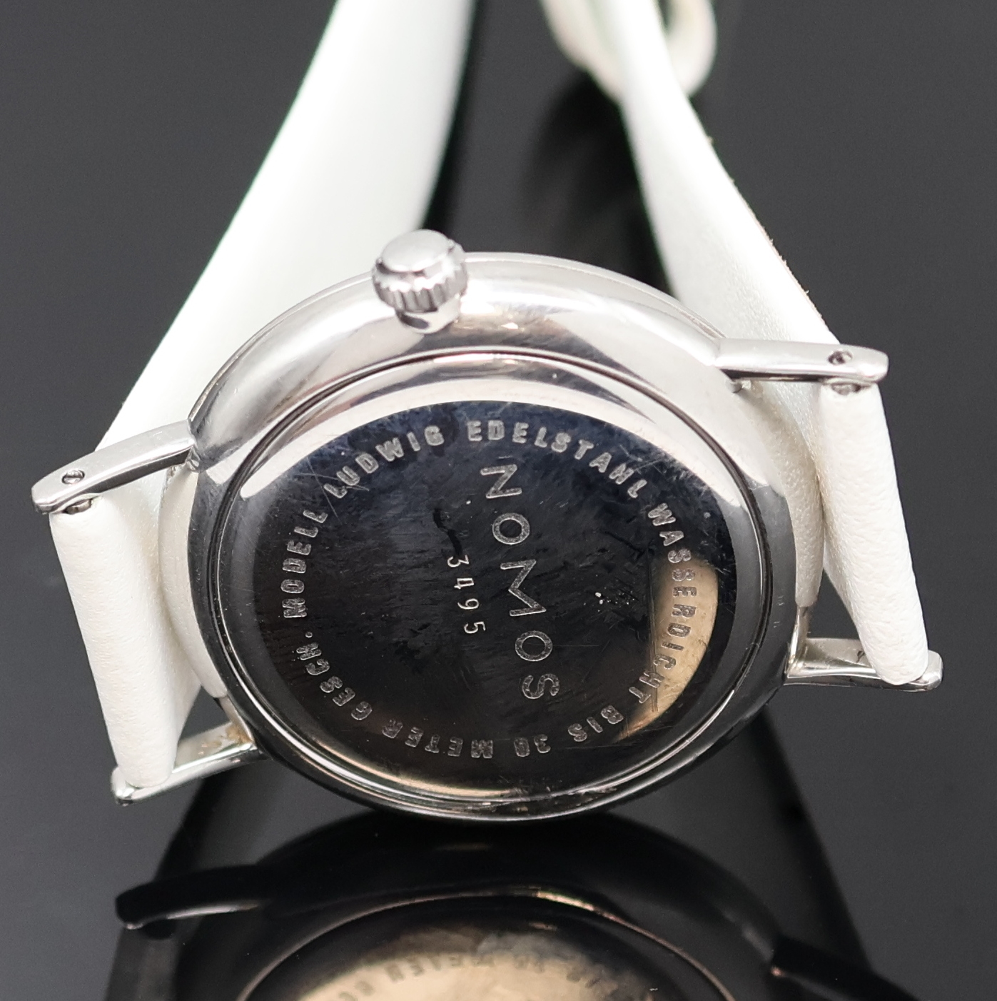 Detail d: NOMOS Glashütte Herrenarmbanduhr Modell Ludwig, Deutschland um 2003, Handaufzug, Edelstahlgeh. inkl. Lederband m. orig. Dornschl., Boden und ...