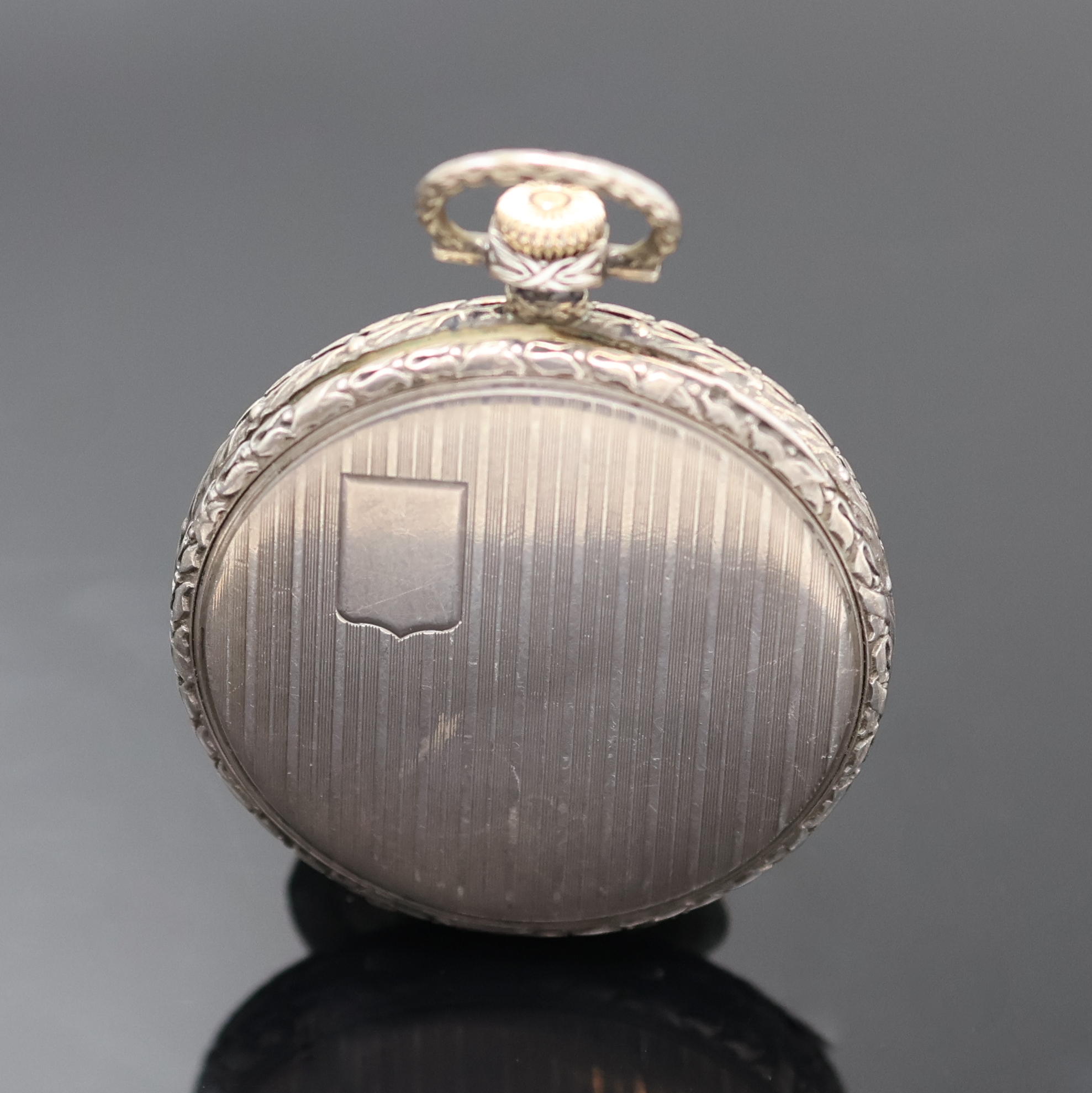 Detail a: LONGINES offene Herrentaschenuhr in Silber, Schweiz um 1925, guill. Geh. dell., Cuv. m. Medaillengravur, Rand mit Ranken verziert, silb. Zifferbl. m. ...