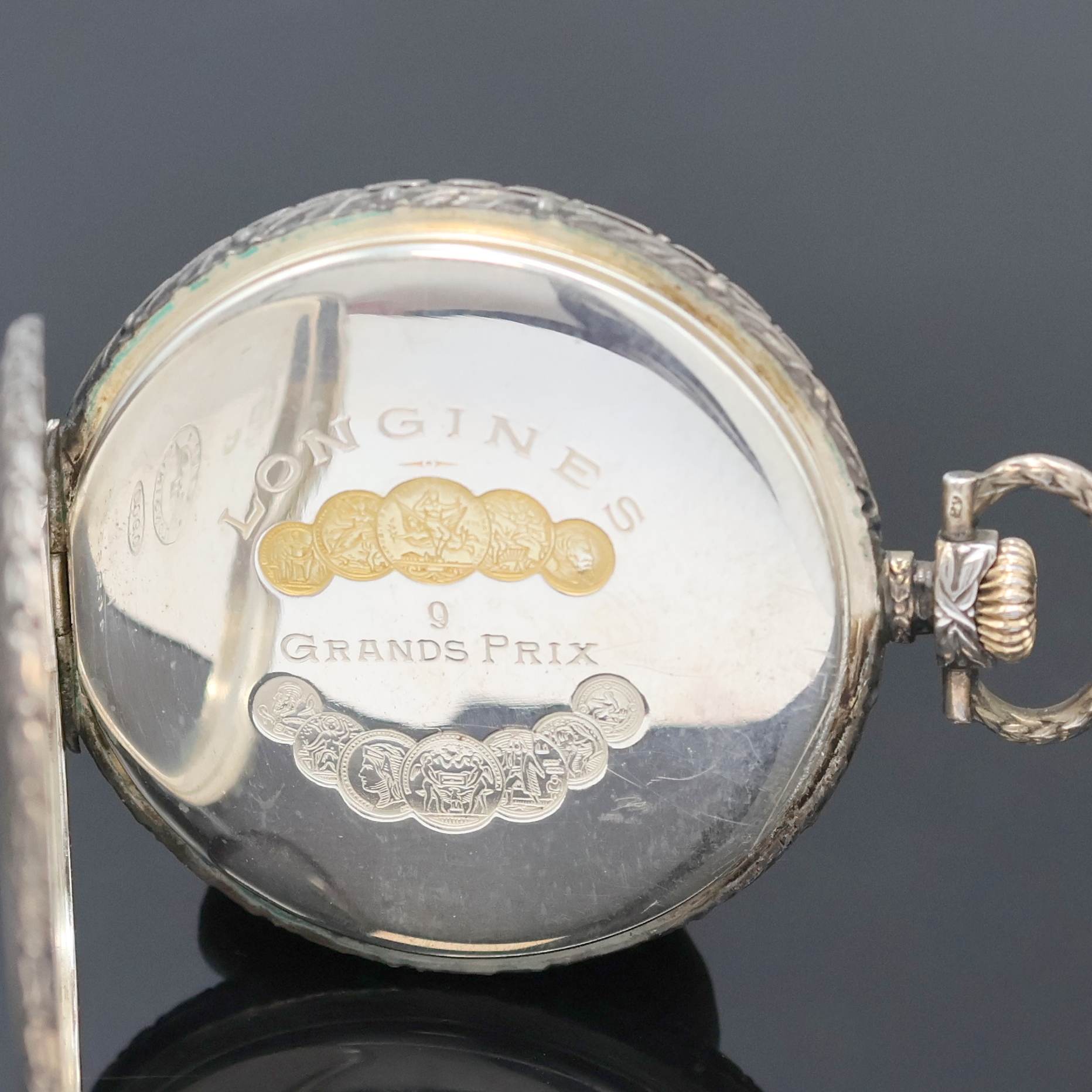 Detail b: LONGINES offene Herrentaschenuhr in Silber, Schweiz um 1925, guill. Geh. dell., Cuv. m. Medaillengravur, Rand mit Ranken verziert, silb. Zifferbl. m. ...