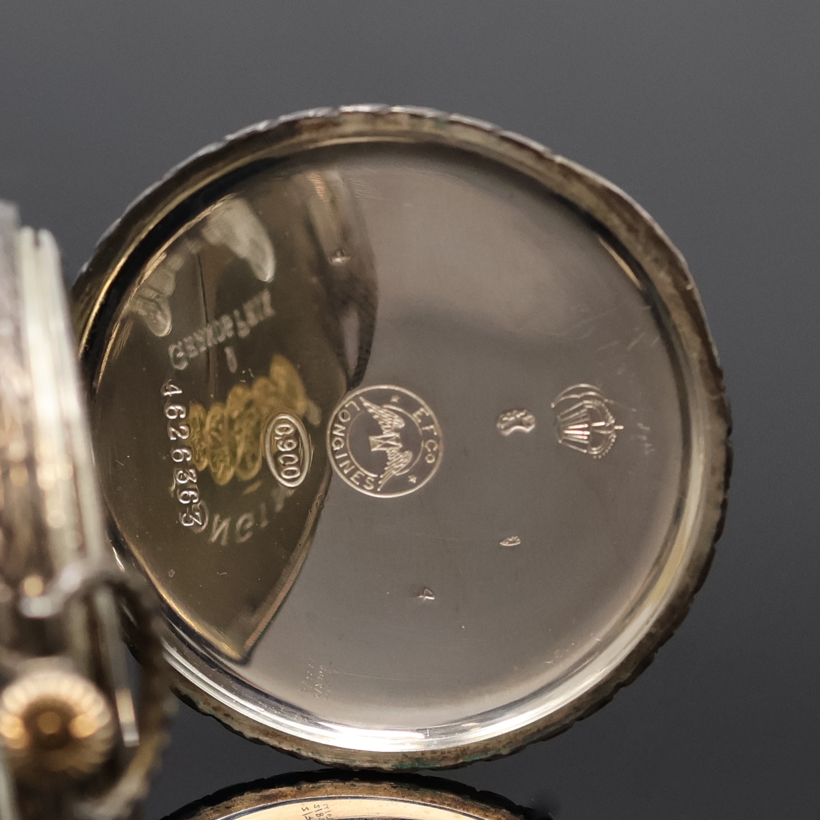 Detail c: LONGINES offene Herrentaschenuhr in Silber, Schweiz um 1925, guill. Geh. dell., Cuv. m. Medaillengravur, Rand mit Ranken verziert, silb. Zifferbl. m. ...