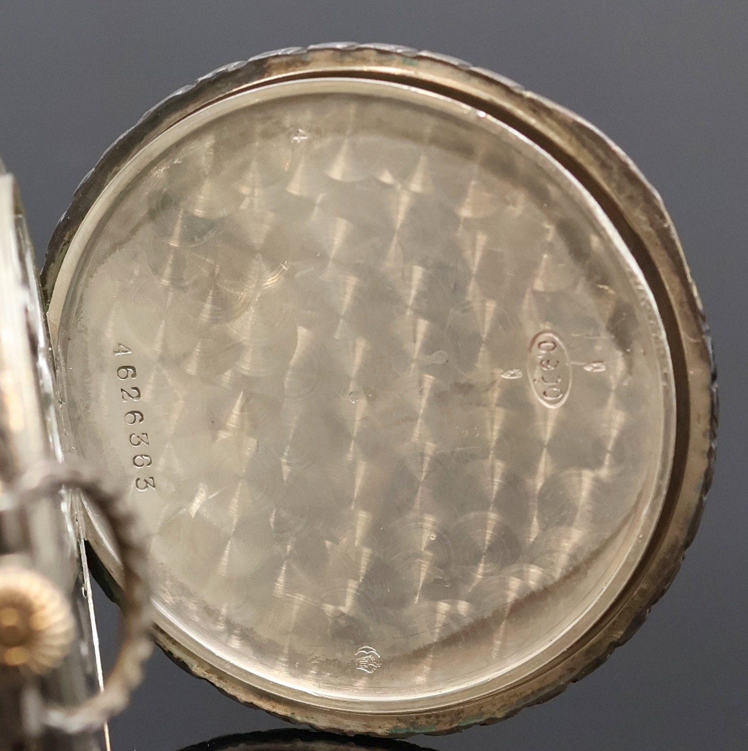 Detail d: LONGINES offene Herrentaschenuhr in Silber, Schweiz um 1925, guill. Geh. dell., Cuv. m. Medaillengravur, Rand mit Ranken verziert, silb. Zifferbl. m. ...