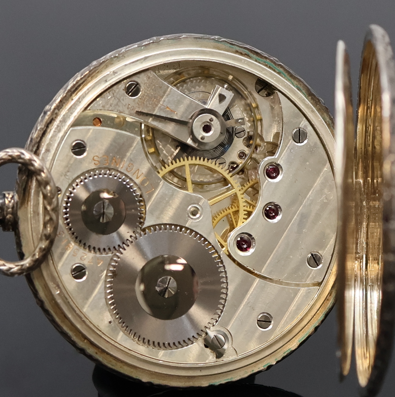 Detail e: LONGINES offene Herrentaschenuhr in Silber, Schweiz um 1925, guill. Geh. dell., Cuv. m. Medaillengravur, Rand mit Ranken verziert, silb. Zifferbl. m. ...