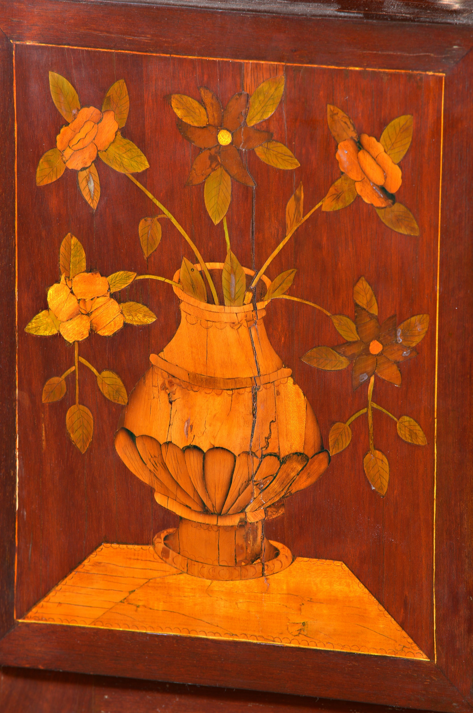 Detail b: Schreibsekretär, um 1780/1800, Mahagonifurnier, aufwendig intarsiert aus floralen Dekorationen, aufklappbare Schreibplatte mit eingesetzter ...