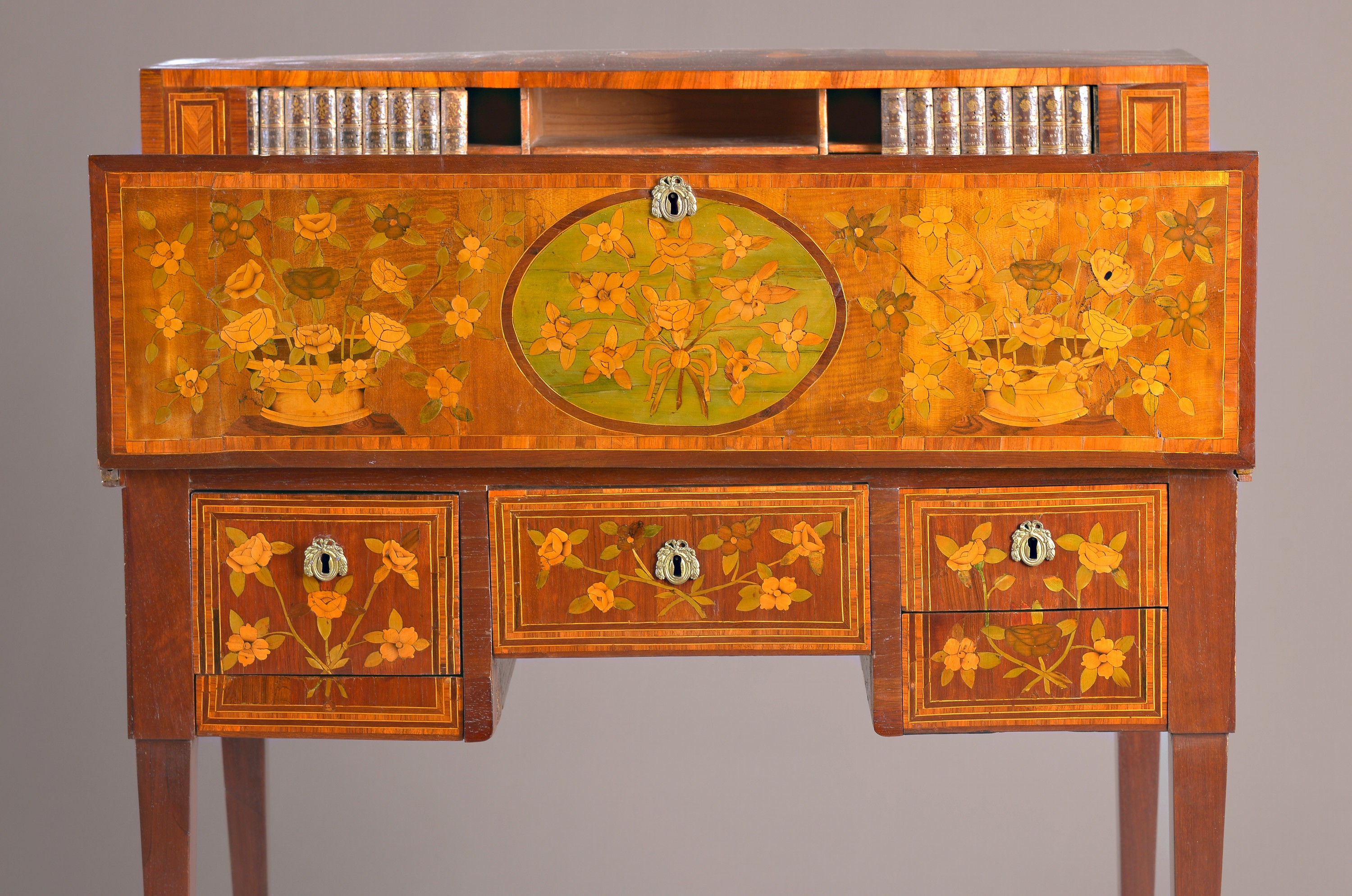 Detail c: Schreibsekretär, um 1780/1800, Mahagonifurnier, aufwendig intarsiert aus floralen Dekorationen, aufklappbare Schreibplatte mit eingesetzter ...