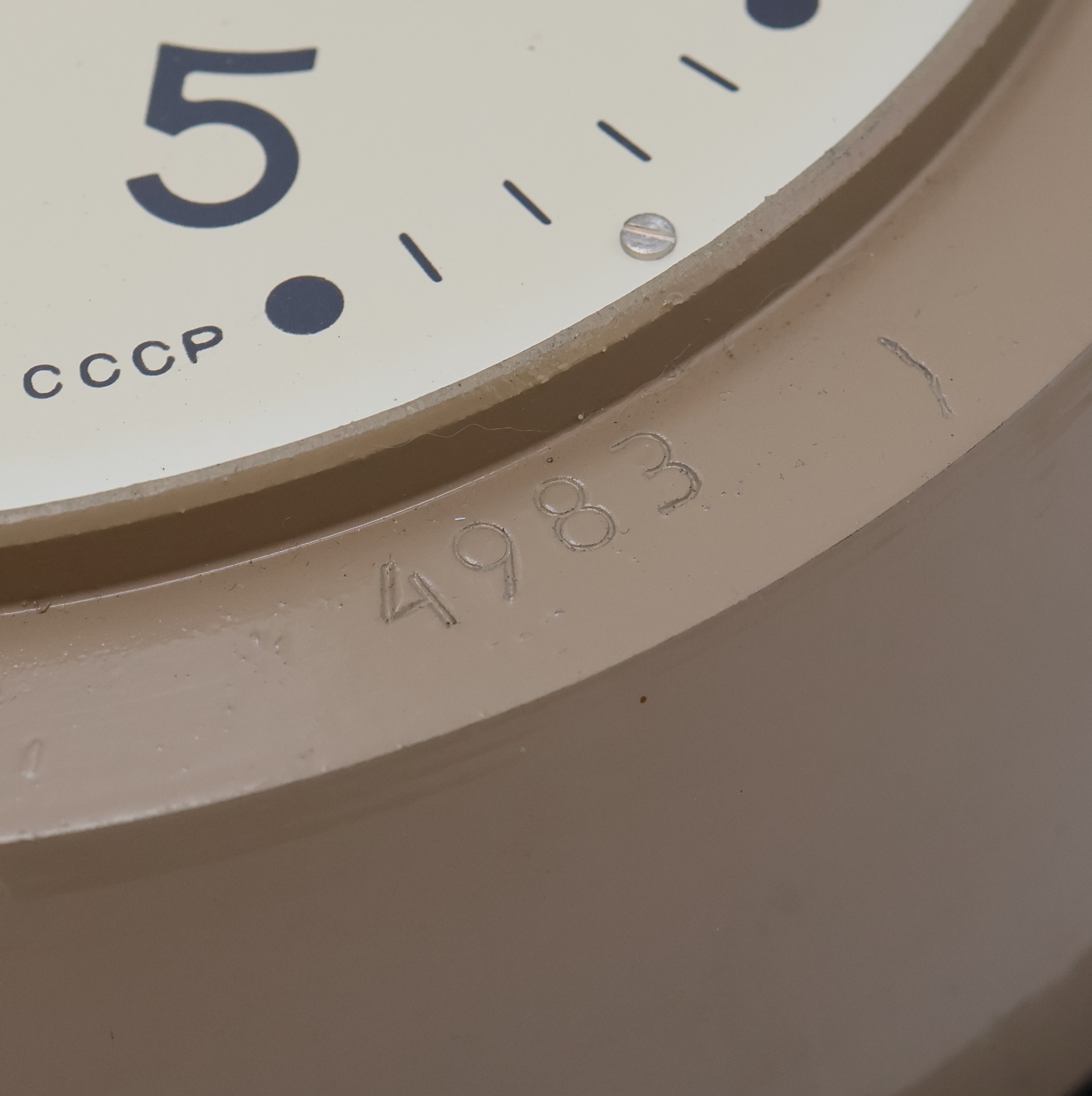 Detail b: SLAVA U-Boot Wanduhr, Russland um 1996, mit Halteplatte u. orig. Pap., 8-Tagewerk, Zentralsek., D. ca. 22,5 cm, EZ 2, aus Sammlungsauflösung