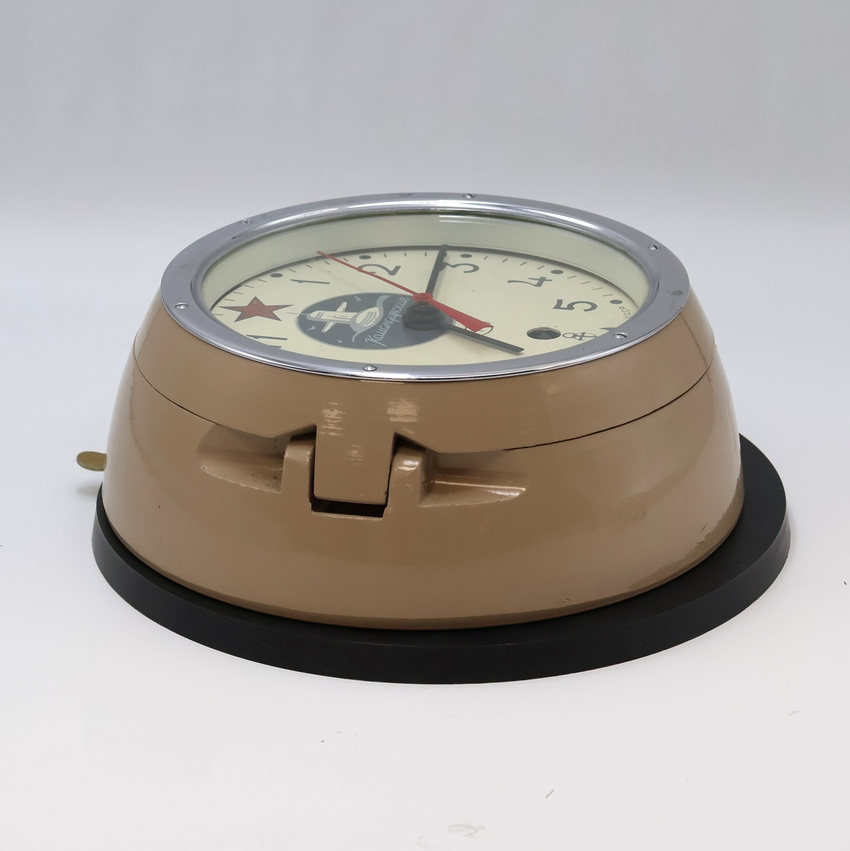 Detail d: SLAVA U-Boot Wanduhr, Russland um 1996, mit Halteplatte u. orig. Pap., 8-Tagewerk, Zentralsek., D. ca. 22,5 cm, EZ 2, aus Sammlungsauflösung