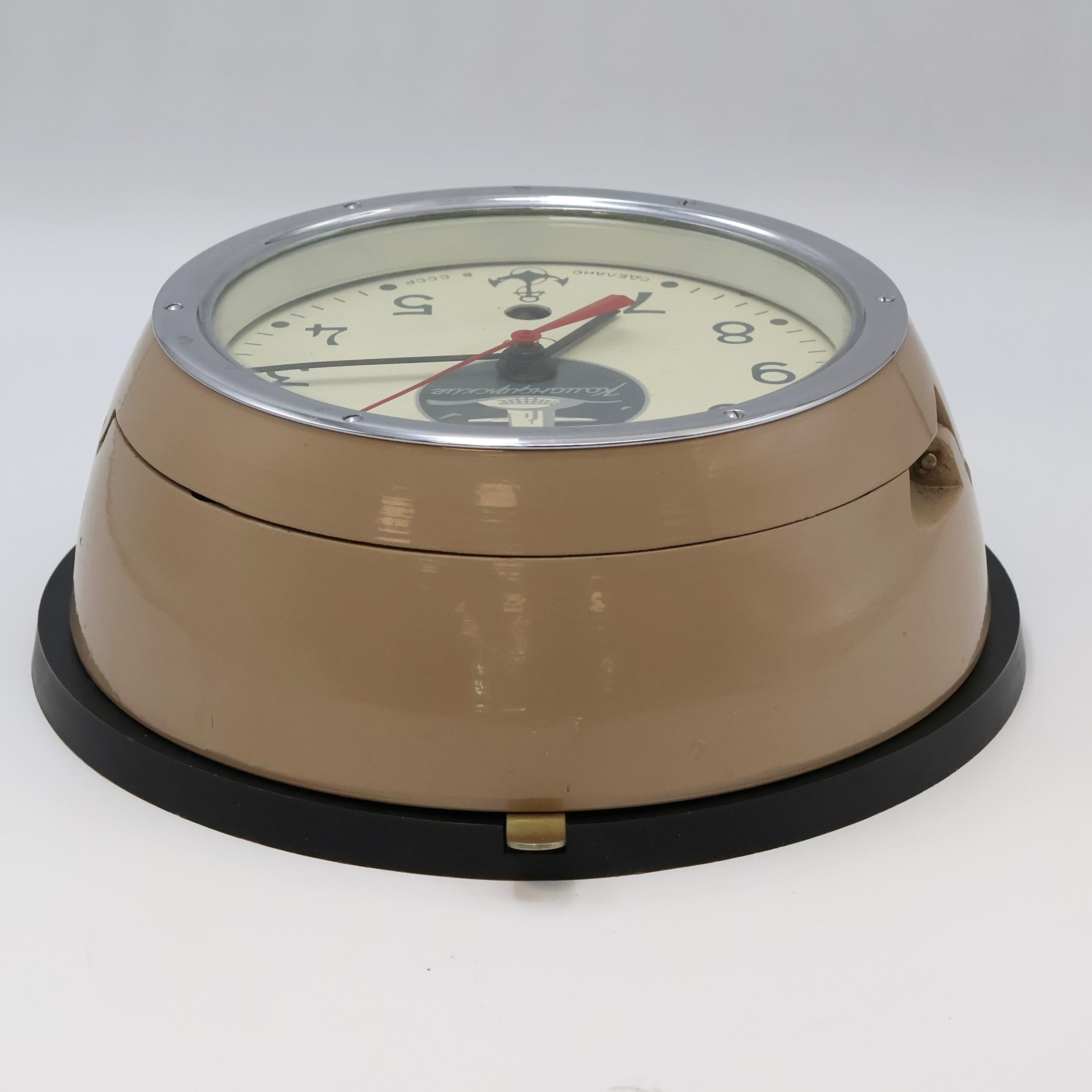 Detail e: SLAVA U-Boot Wanduhr, Russland um 1996, mit Halteplatte u. orig. Pap., 8-Tagewerk, Zentralsek., D. ca. 22,5 cm, EZ 2, aus Sammlungsauflösung