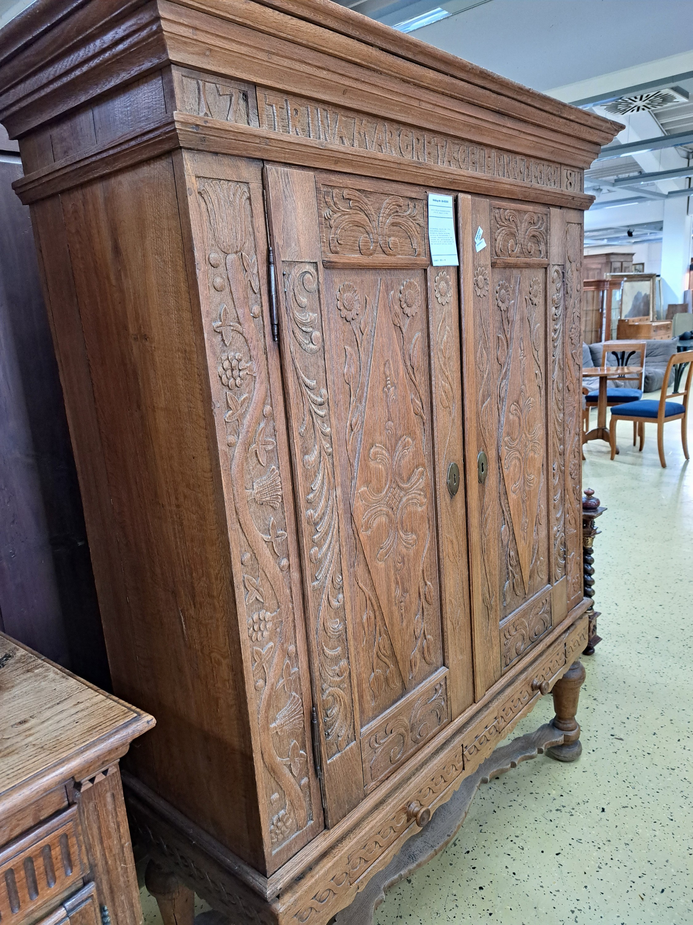 Detail a: Stollenschrank, deutsch, dat. 1781, Eiche aufwendig geschnitzt, Rautenmotive, Akanthus und Blumen, zweitürig, mit Stollenunterbau, 2 Schubladen, ...