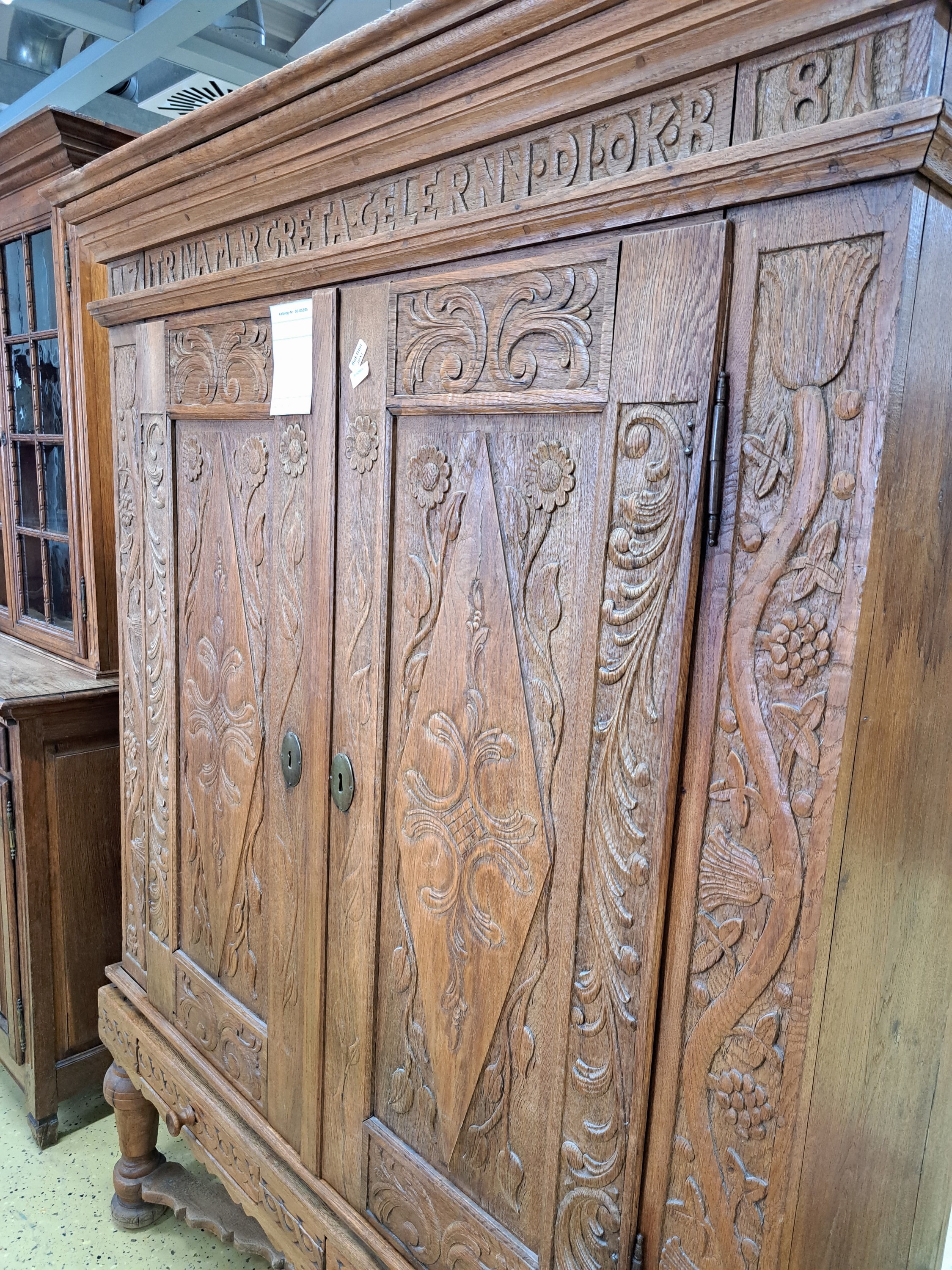 Detail b: Stollenschrank, deutsch, dat. 1781, Eiche aufwendig geschnitzt, Rautenmotive, Akanthus und Blumen, zweitürig, mit Stollenunterbau, 2 Schubladen, ...