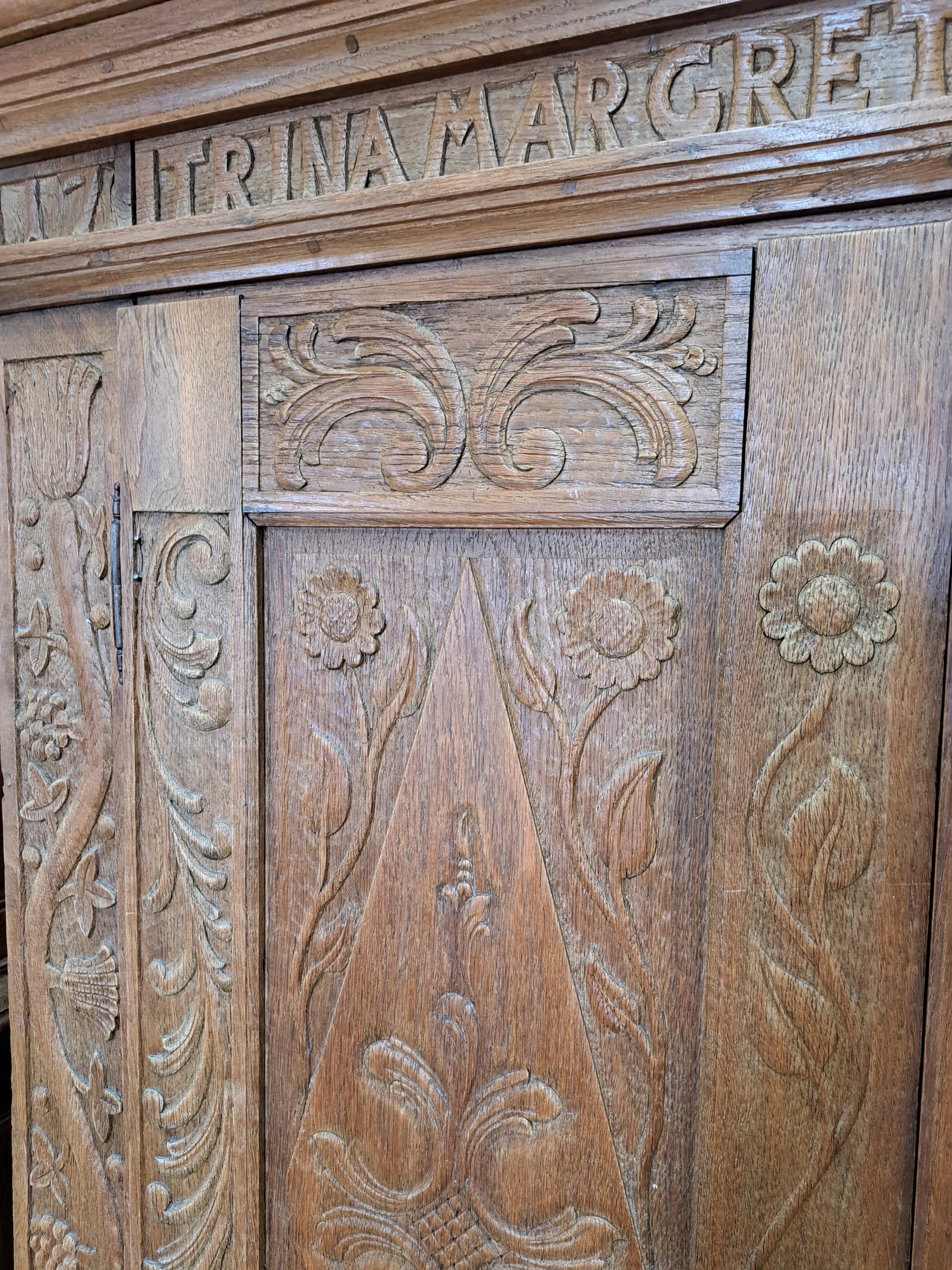Detail d: Stollenschrank, deutsch, dat. 1781, Eiche aufwendig geschnitzt, Rautenmotive, Akanthus und Blumen, zweitürig, mit Stollenunterbau, 2 Schubladen, ...