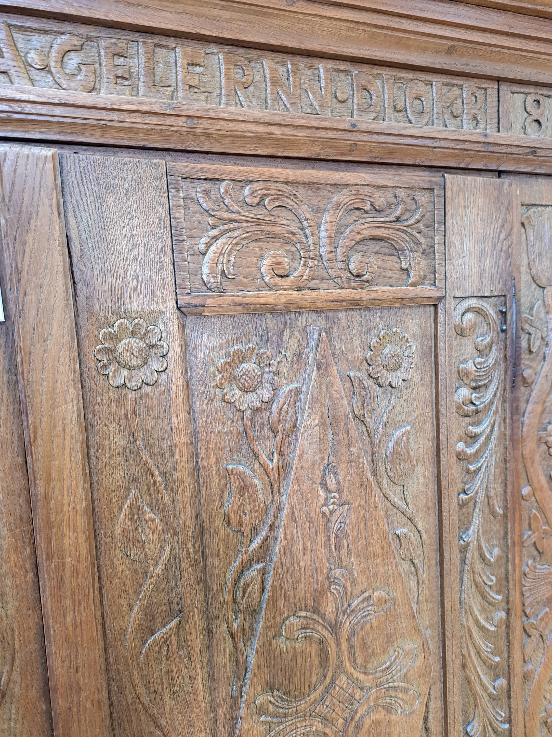Detail e: Stollenschrank, deutsch, dat. 1781, Eiche aufwendig geschnitzt, Rautenmotive, Akanthus und Blumen, zweitürig, mit Stollenunterbau, 2 Schubladen, ...
