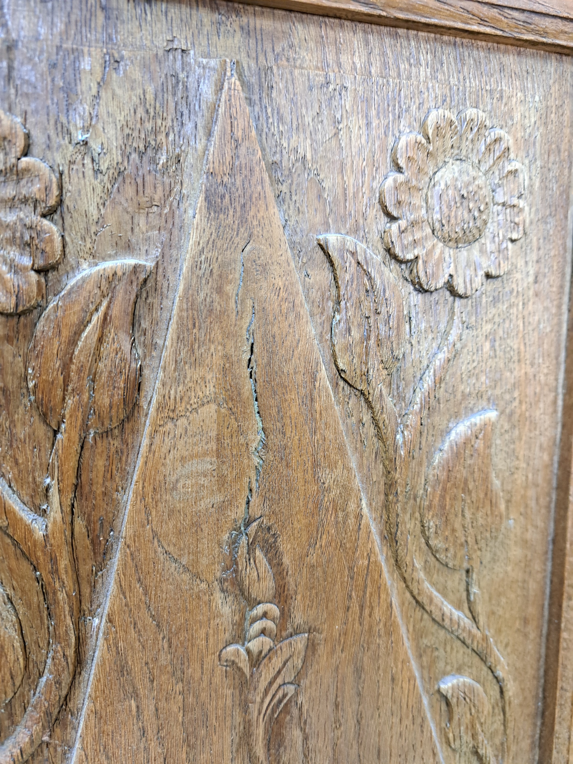 Detail f: Stollenschrank, deutsch, dat. 1781, Eiche aufwendig geschnitzt, Rautenmotive, Akanthus und Blumen, zweitürig, mit Stollenunterbau, 2 Schubladen, ...