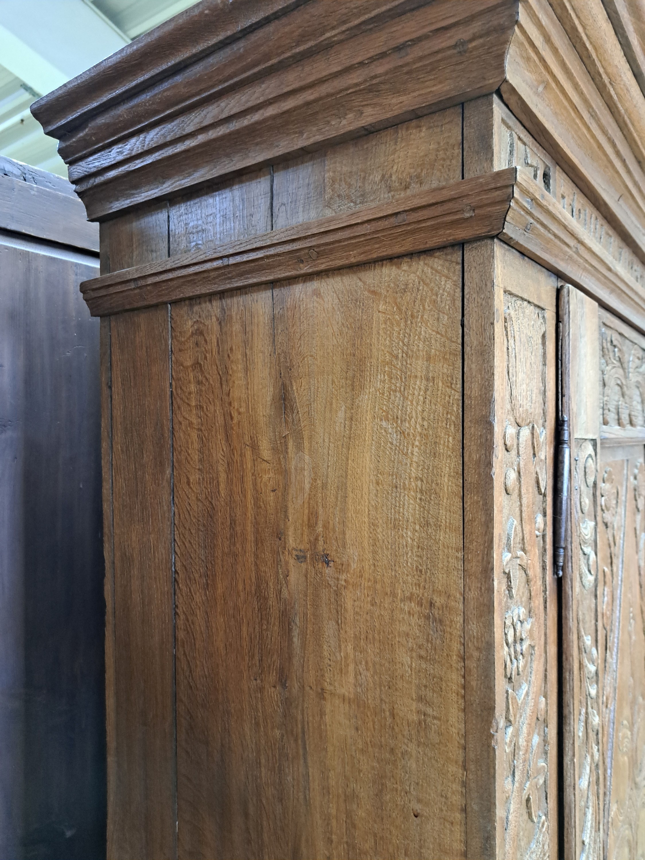 Detail p: Stollenschrank, deutsch, dat. 1781, Eiche aufwendig geschnitzt, Rautenmotive, Akanthus und Blumen, zweitürig, mit Stollenunterbau, 2 Schubladen, ...