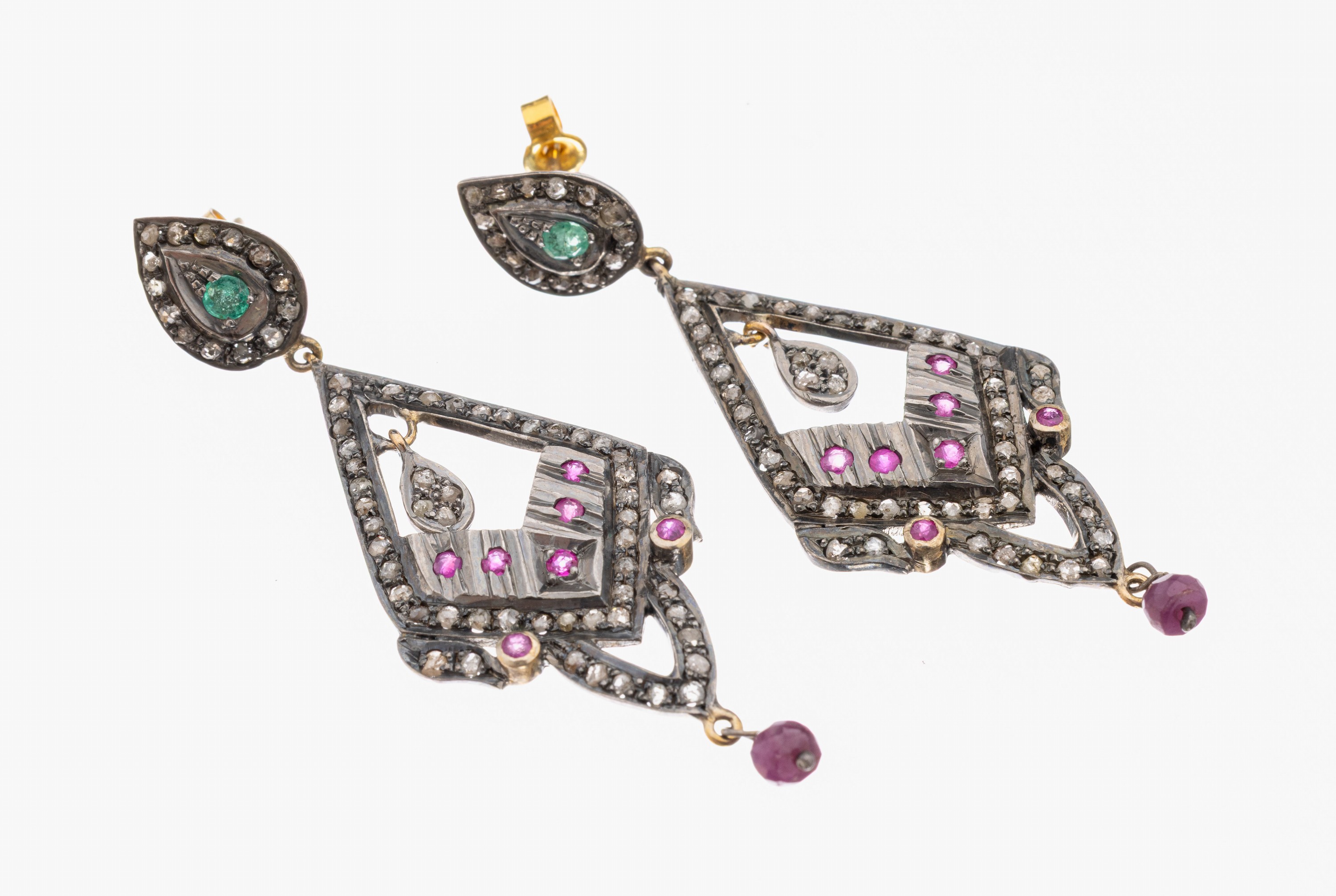 Paar Diamant-Rubin-Smaragd-Ohrstecker, Silber gepr., geometrisch, länglich bewegl., Diamantrosen, rundfacett. Rubine und rundfacett. Smaragde. ...