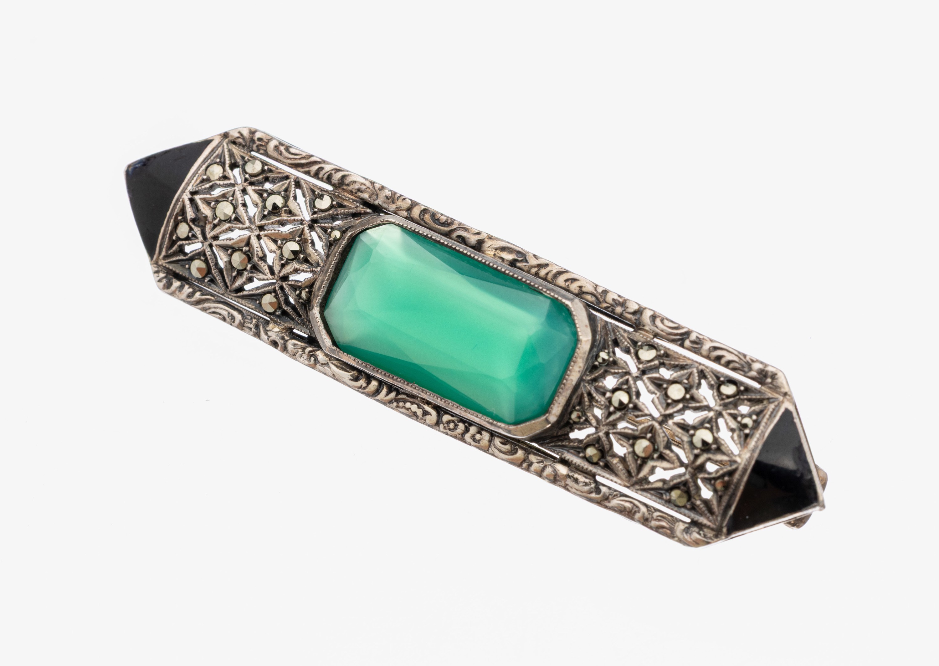 Art Deco Achat-Markasit-Brosche, um 1930, 925er Silber, durchbrochen, mittig facett. Grünachat, Markasitbesatz, Enden schwarz emailliert, min. ...