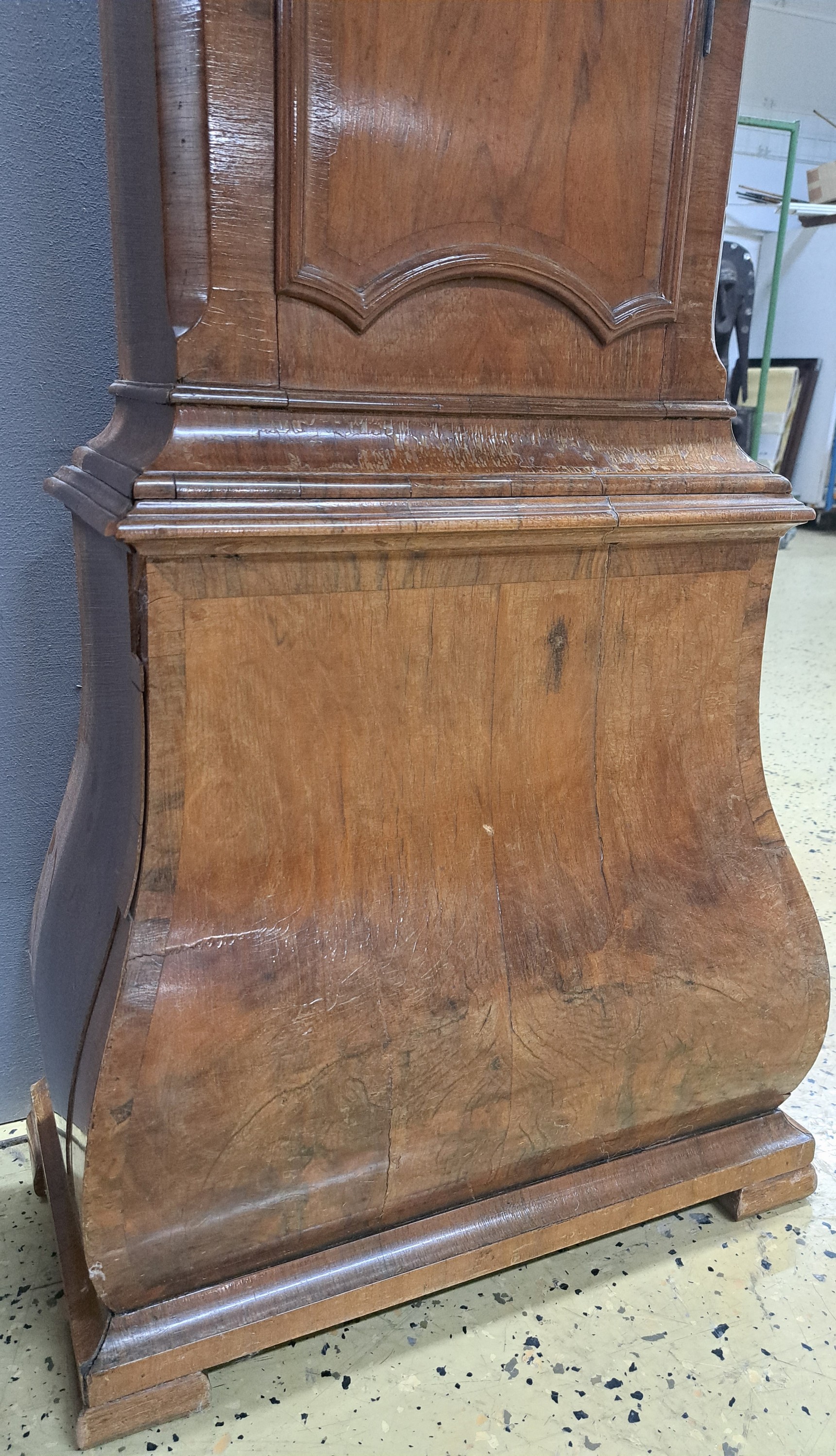 Detail b: Standuhr, Barock, Bremen um 1770/80, einteiliges Holzgehäuse elegant furniert, Sockel dreiseitig gebaucht, profiliert, Mittelteil mit abgeschrägten ...