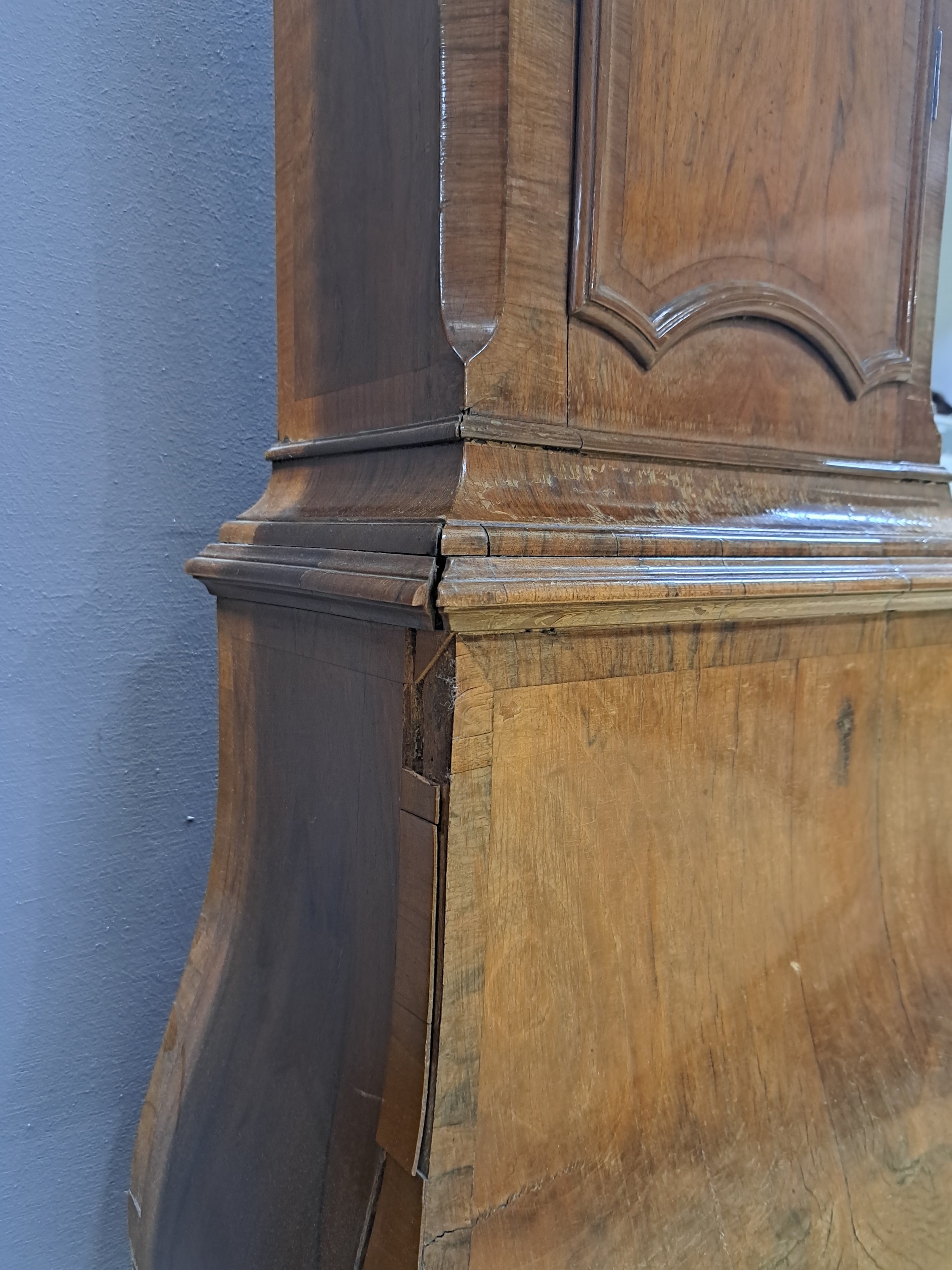 Detail c: Standuhr, Barock, Bremen um 1770/80, einteiliges Holzgehäuse elegant furniert, Sockel dreiseitig gebaucht, profiliert, Mittelteil mit abgeschrägten ...
