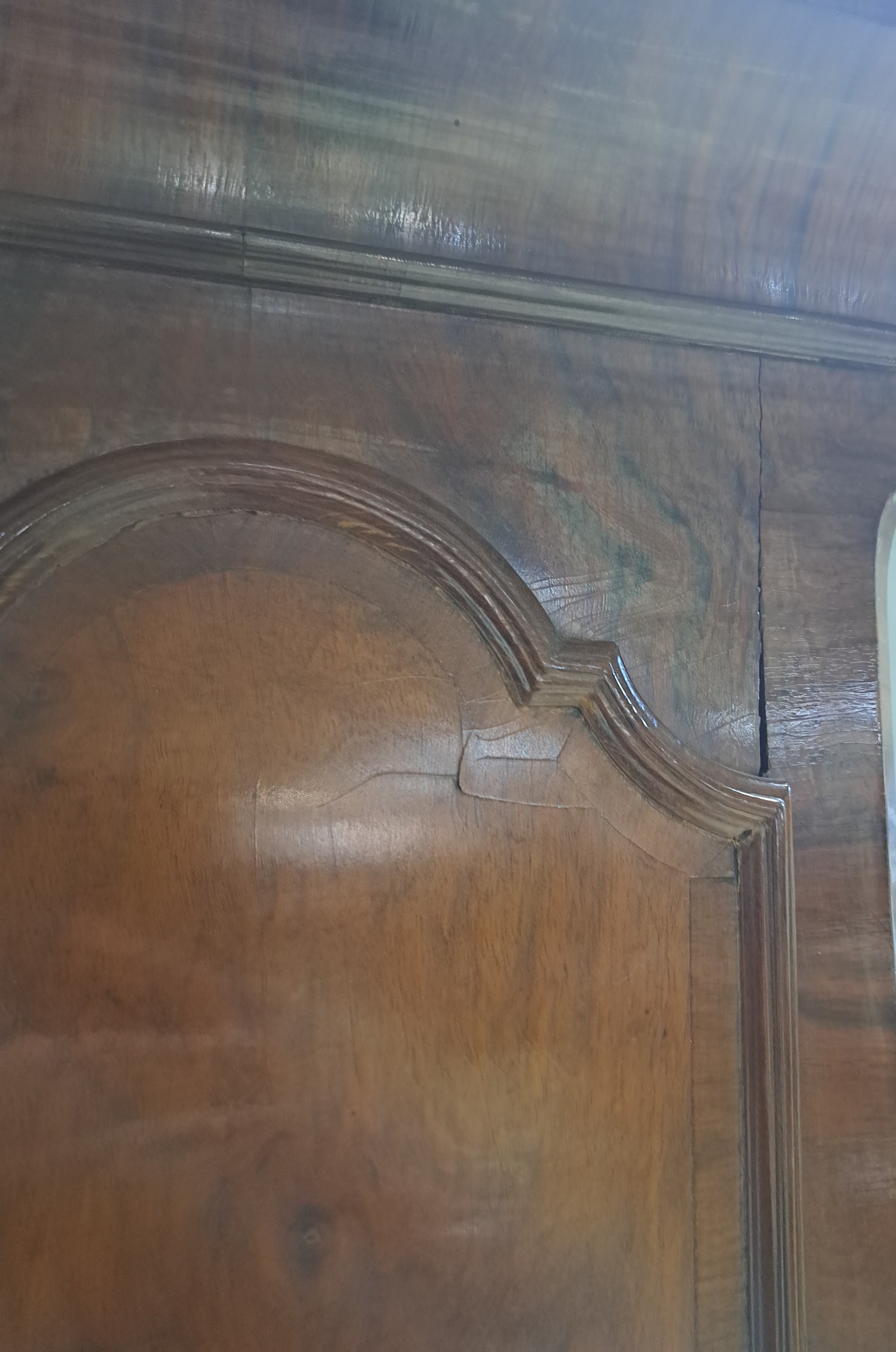 Detail d: Standuhr, Barock, Bremen um 1770/80, einteiliges Holzgehäuse elegant furniert, Sockel dreiseitig gebaucht, profiliert, Mittelteil mit abgeschrägten ...