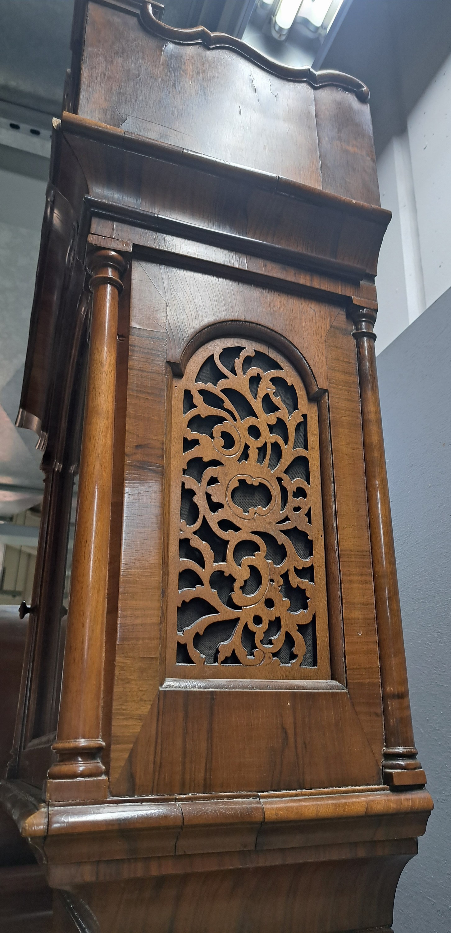 Detail f: Standuhr, Barock, Bremen um 1770/80, einteiliges Holzgehäuse elegant furniert, Sockel dreiseitig gebaucht, profiliert, Mittelteil mit abgeschrägten ...