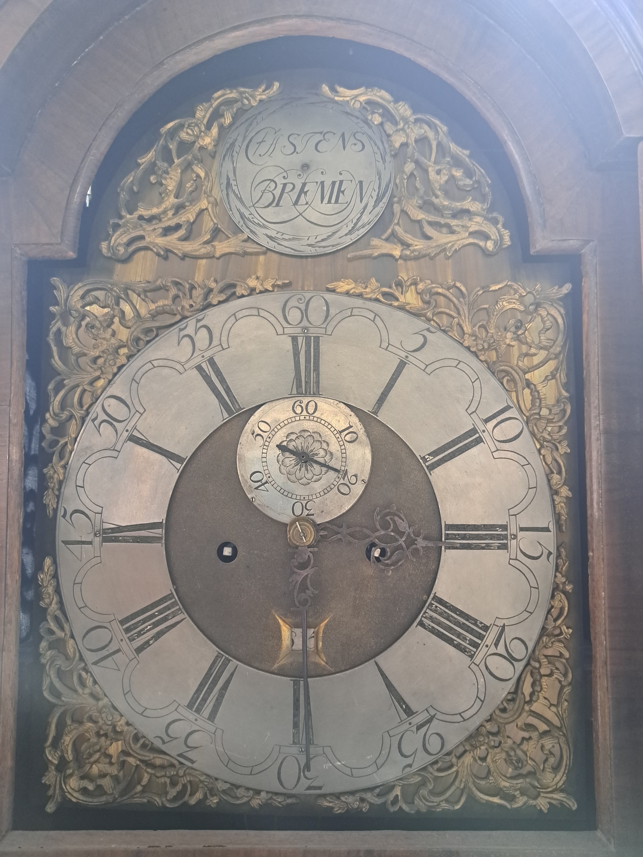 Detail g: Standuhr, Barock, Bremen um 1770/80, einteiliges Holzgehäuse elegant furniert, Sockel dreiseitig gebaucht, profiliert, Mittelteil mit abgeschrägten ...
