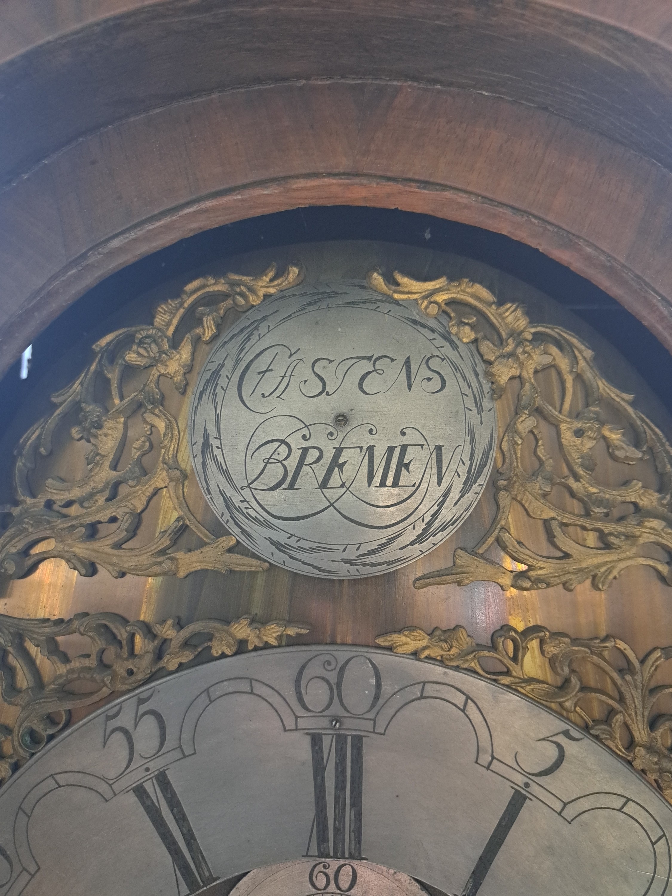 Detail h: Standuhr, Barock, Bremen um 1770/80, einteiliges Holzgehäuse elegant furniert, Sockel dreiseitig gebaucht, profiliert, Mittelteil mit abgeschrägten ...