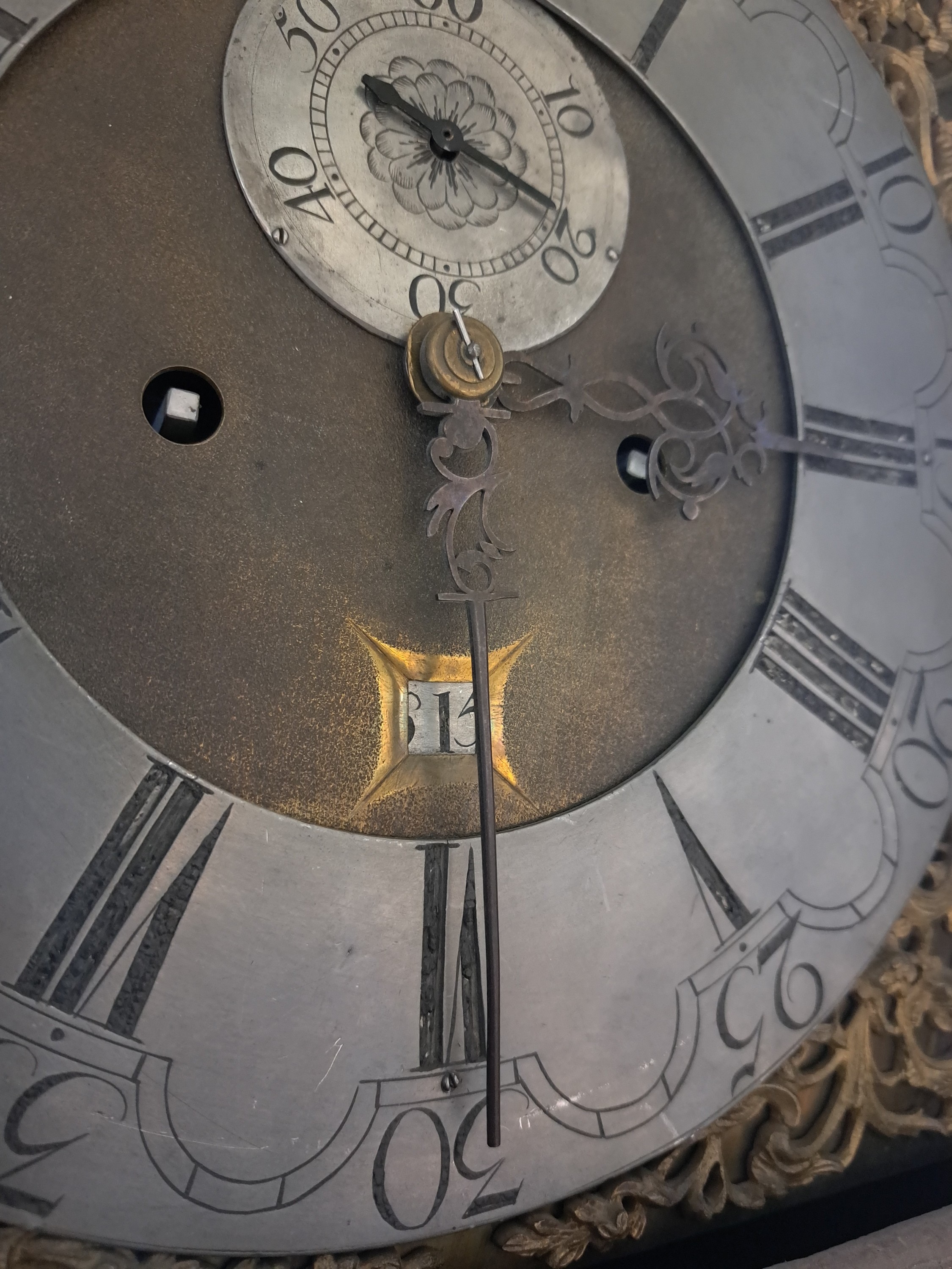 Detail i: Standuhr, Barock, Bremen um 1770/80, einteiliges Holzgehäuse elegant furniert, Sockel dreiseitig gebaucht, profiliert, Mittelteil mit abgeschrägten ...