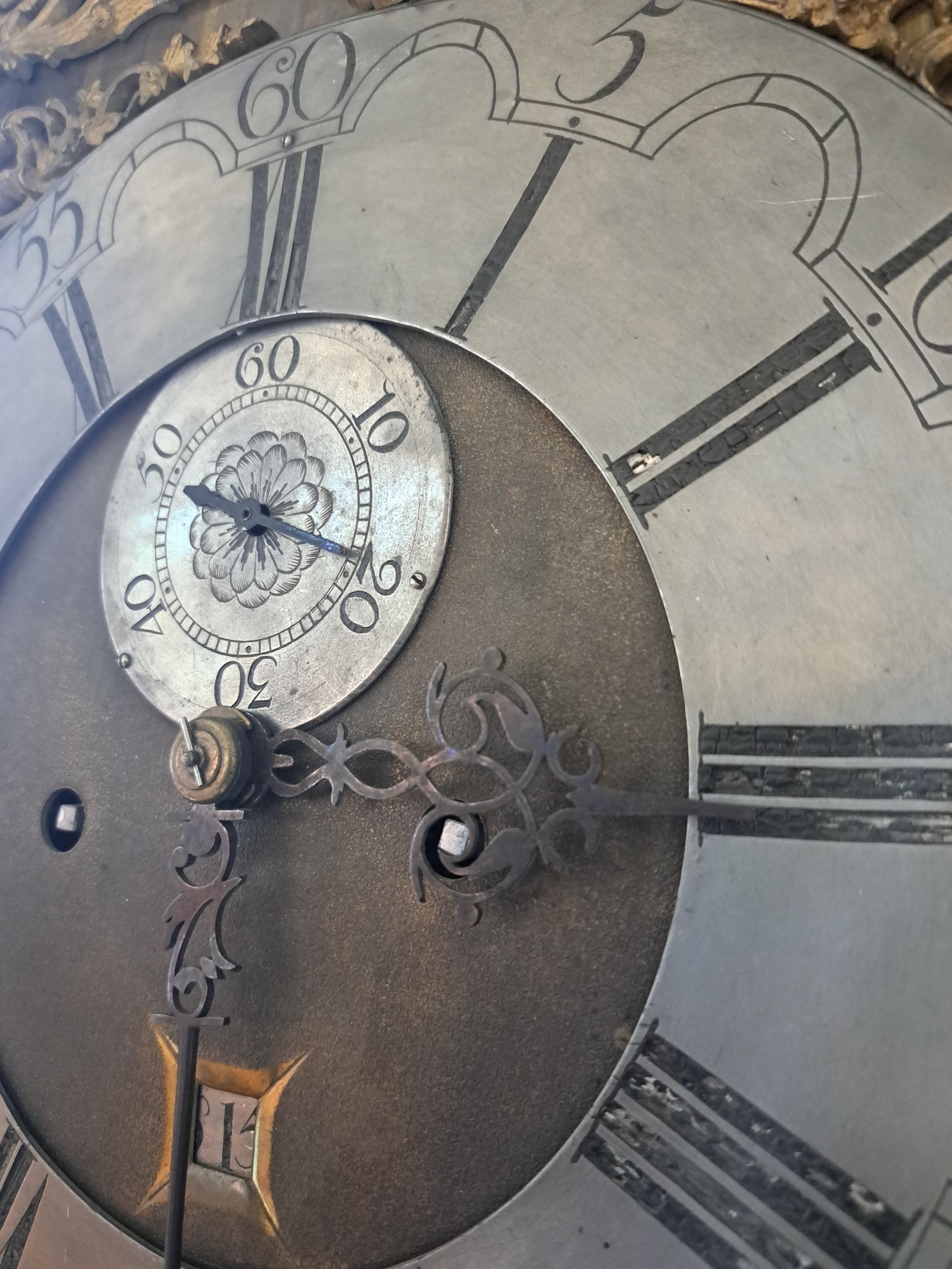 Detail j: Standuhr, Barock, Bremen um 1770/80, einteiliges Holzgehäuse elegant furniert, Sockel dreiseitig gebaucht, profiliert, Mittelteil mit abgeschrägten ...
