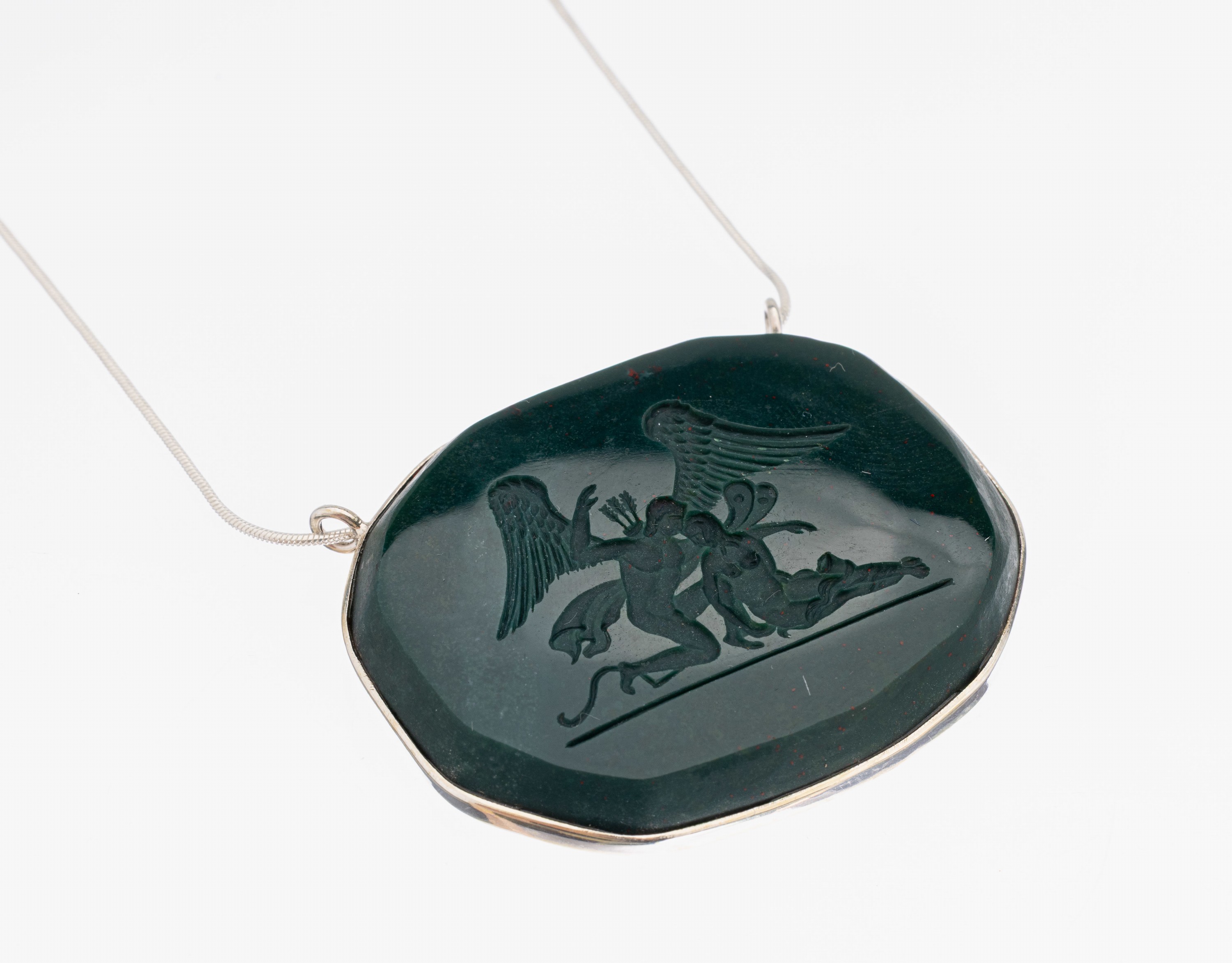 Heliotrop-Intaglio, Idar-Oberstein um 1900, Darstellung der griech. Mythologie, hier in 925er Fassung als Anhänger, ca. 5 x 4 cm, an Kette, 925er ...