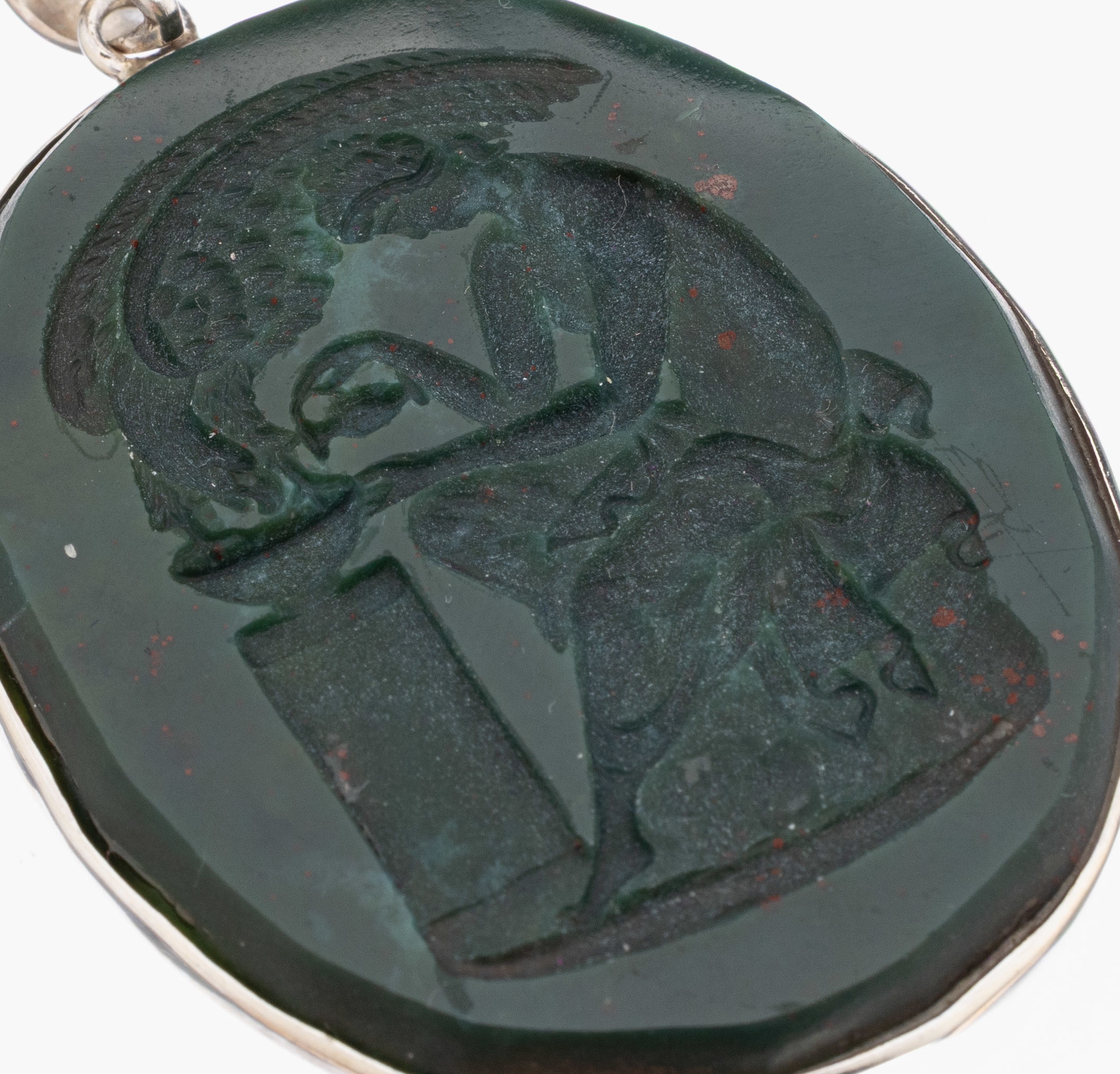 Detail a: Heliotrop-Intaglio, Idar-Oberstein um 1900, oval, Darstellung aus der griech. Mythologie, hier in 925er Silber Fassung als Anhänger, ca.6 x 4.2 cm
