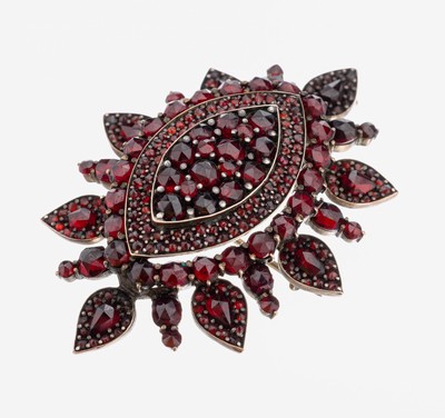 Image Granat-Brosche, Böhmen um 1880, Tombak, facett. Granate von sehr schöner ...