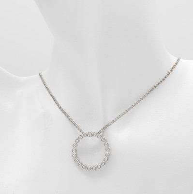 26945825a - Anhänger mit Brillanten an Kette, WG 750/000, Kreisform, Brill. einzel gef. zus. ...