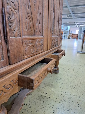 26945860g - Stollenschrank, deutsch, dat. 1781, Eiche aufwendig geschnitzt, Rautenmotive, Akanthus ...