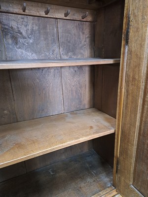 26945860j - Stollenschrank, deutsch, dat. 1781, Eiche aufwendig geschnitzt, Rautenmotive, Akanthus ...