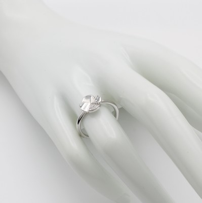 26945865a - Ring "Kleeblatt" mit Brillanten, WG 750/000, z.T. bes. m. Brill. zus. ca. 0.06 ...