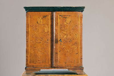 Image 26945877 - Kleines Kabinettschränkchen, 18.Jh. Nußbaumfurnier, Türen mit aufwendig ...